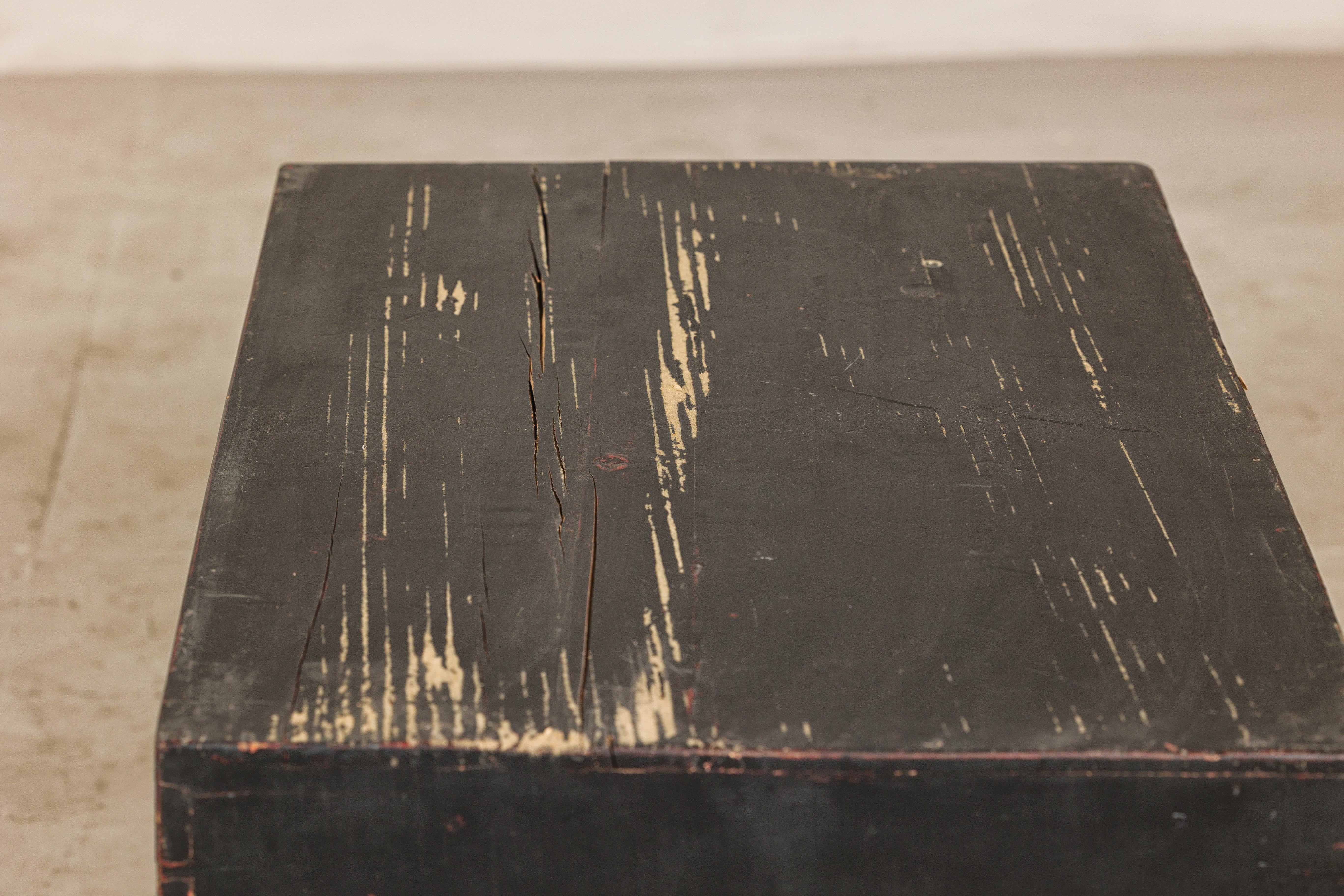 Ottone Cassapanca in legno di olmo della dinastia Qing con finitura in lacca nera e accenti in ottone in vendita