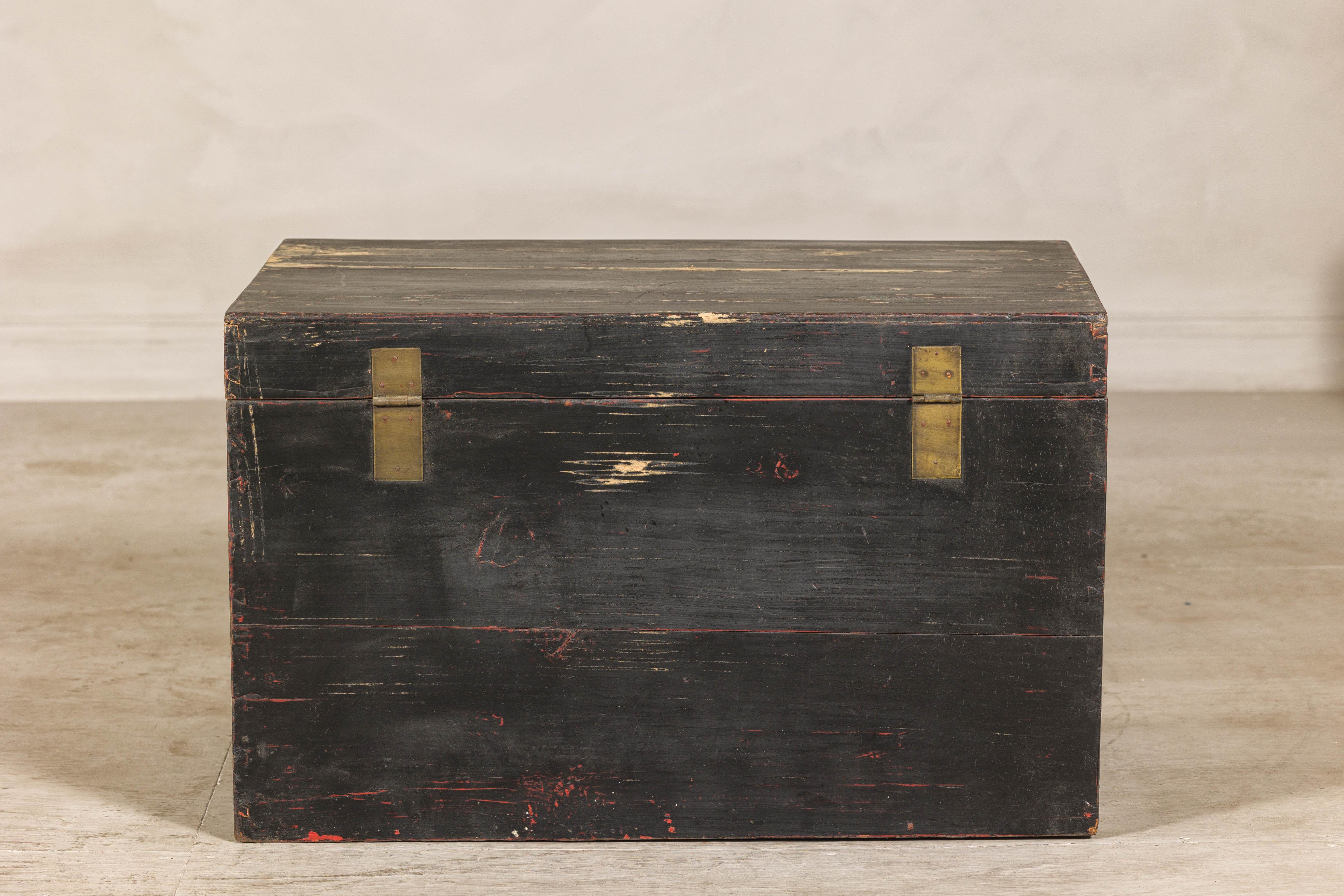 Cassapanca in legno di olmo della dinastia Qing con finitura in lacca nera e accenti in ottone in vendita 1