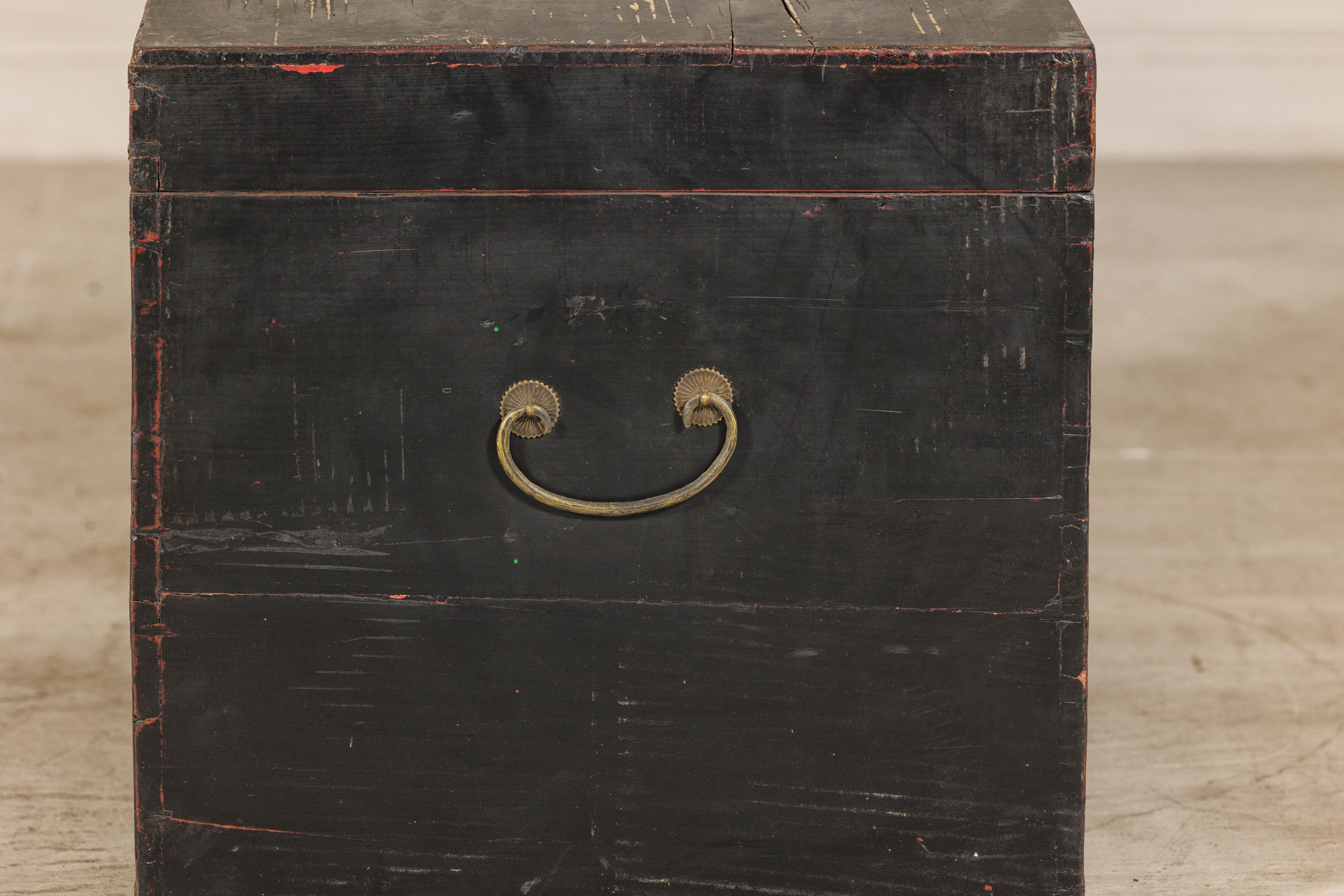 Cassapanca in legno di olmo della dinastia Qing con finitura in lacca nera e accenti in ottone in vendita 2
