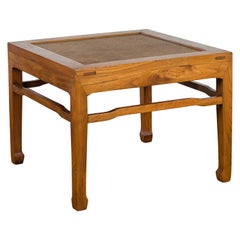 Table d'appoint en bois d'Elmwoods de la Dynasty avec plateau en rotin et brancards à bosse