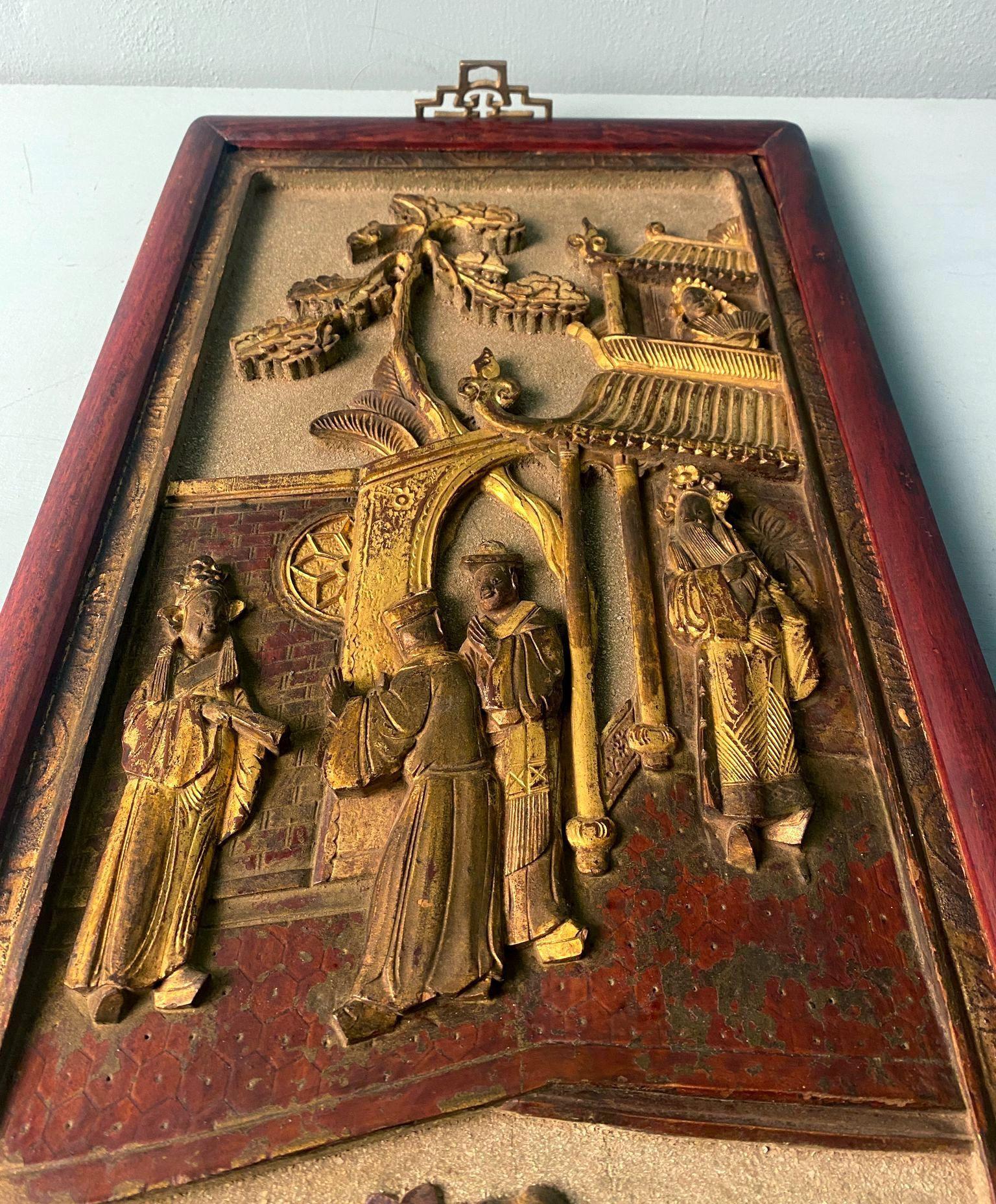 Qing Dynasty Exquisite Chinese Wooden Panel With Raised Figures And Gold Leaf For Sale 4