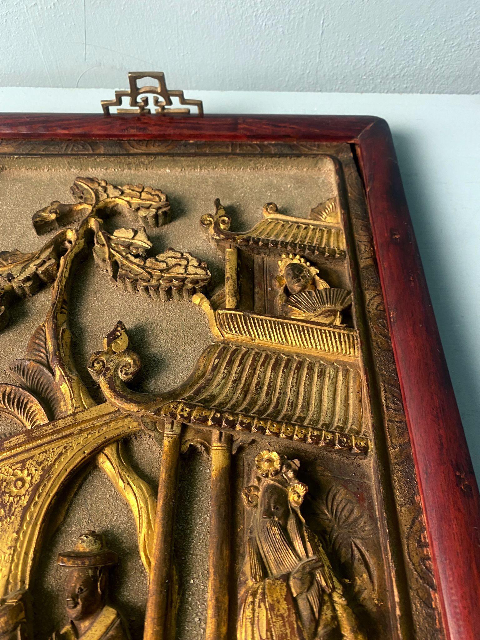 Qing Dynasty Exquisite Chinese Wooden Panel With Raised Figures And Gold Leaf For Sale 5