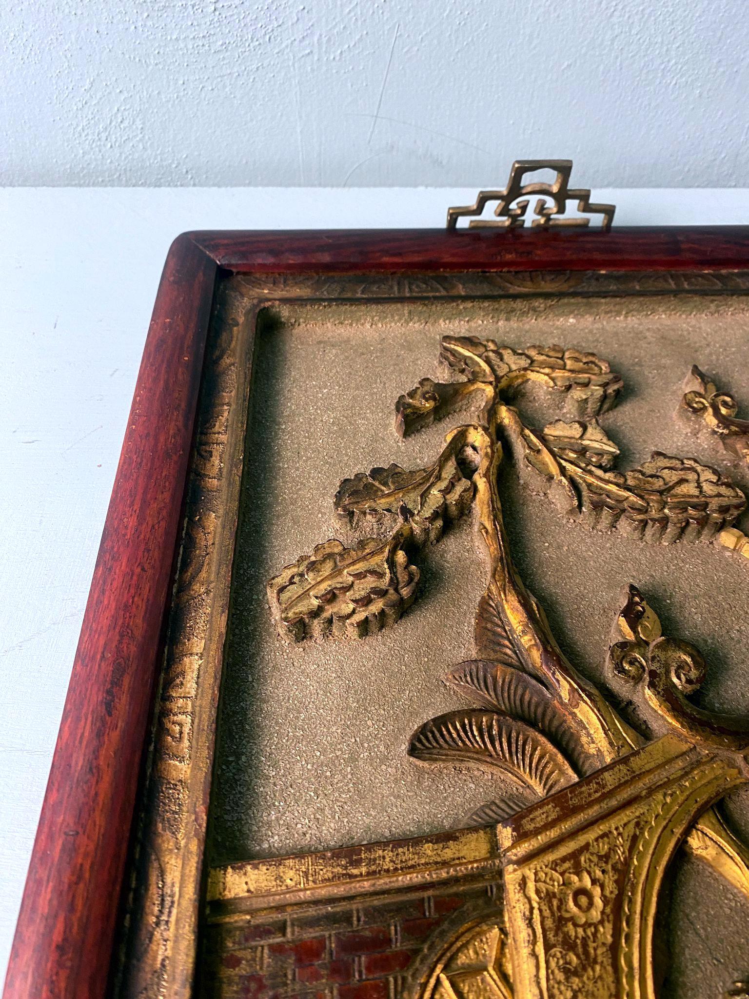 Qing Dynasty Exquisite Chinese Wooden Panel With Raised Figures And Gold Leaf For Sale 6