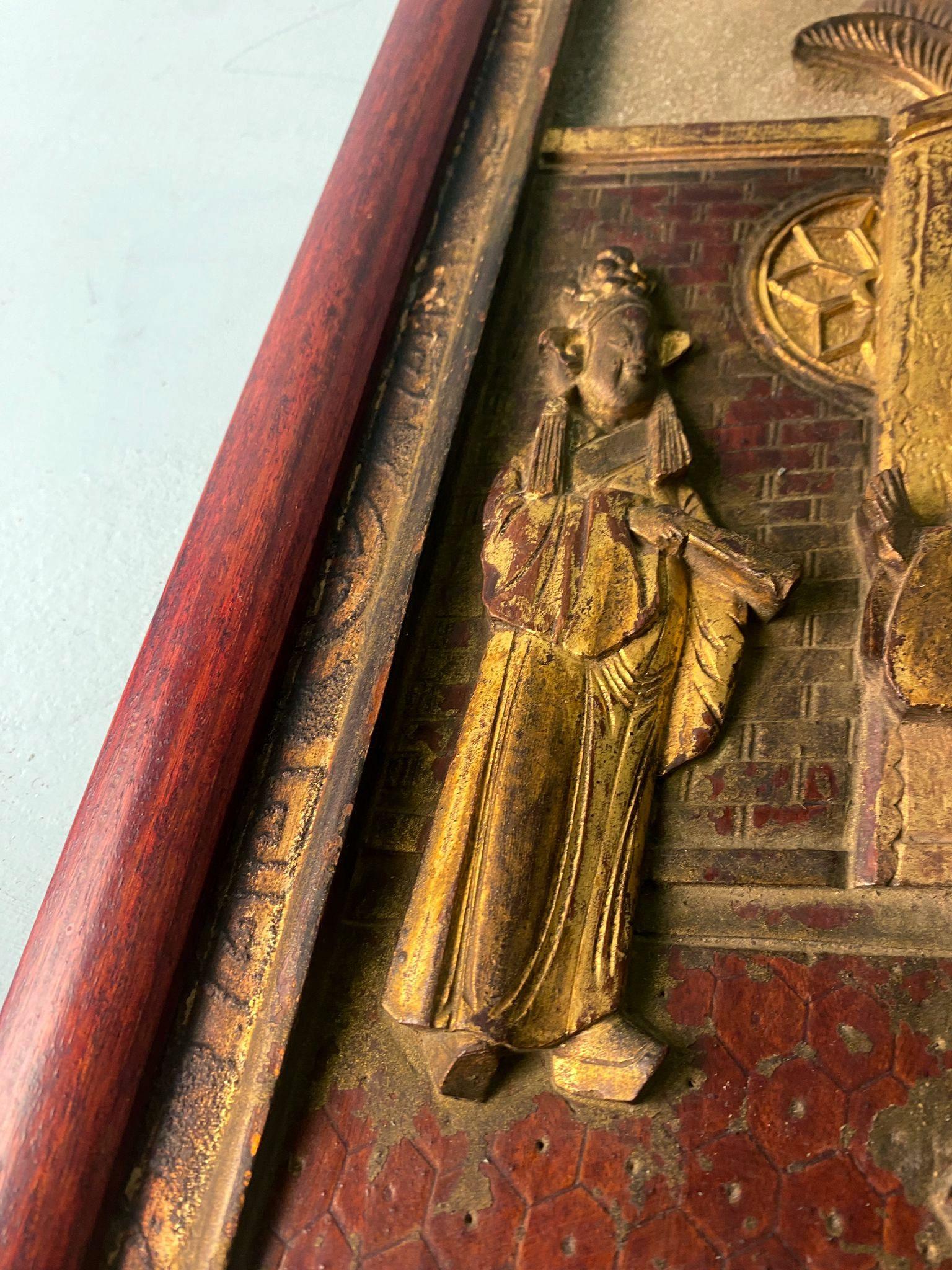 Qing Dynasty Exquisite Chinese Wooden Panel With Raised Figures And Gold Leaf For Sale 9