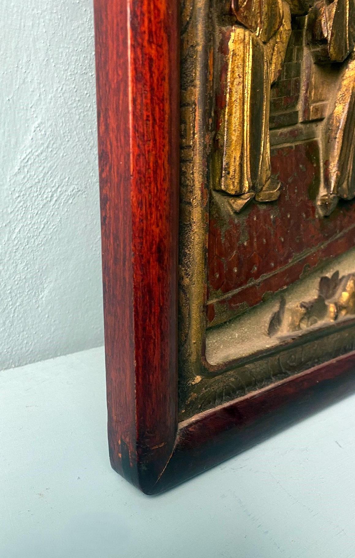 Qing Dynasty Exquisite Chinese Wooden Panel With Raised Figures And Gold Leaf For Sale 10