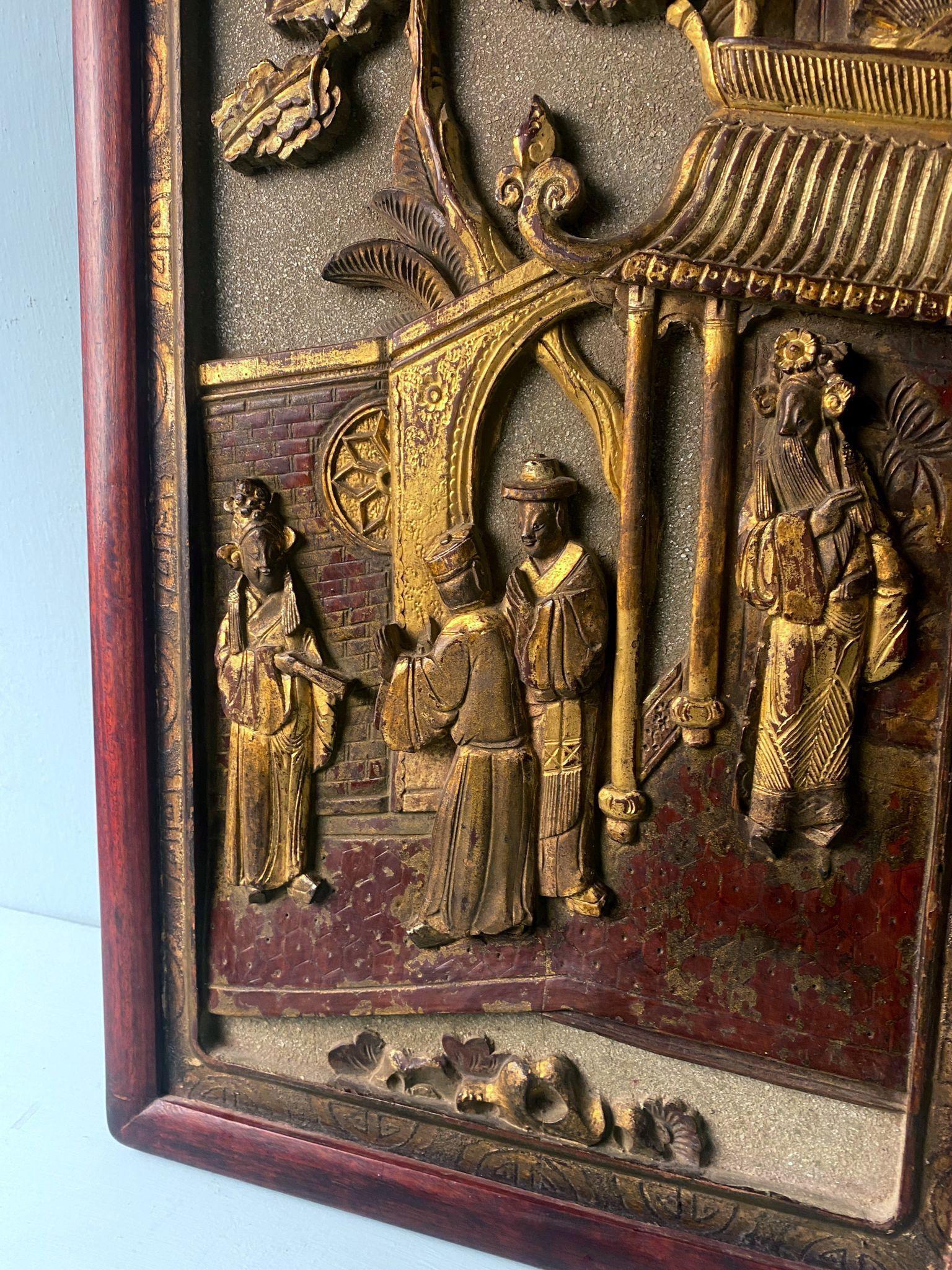 Qing Dynasty Exquisite Chinese Wooden Panel With Raised Figures And Gold Leaf In Good Condition For Sale In Prato, Tuscany