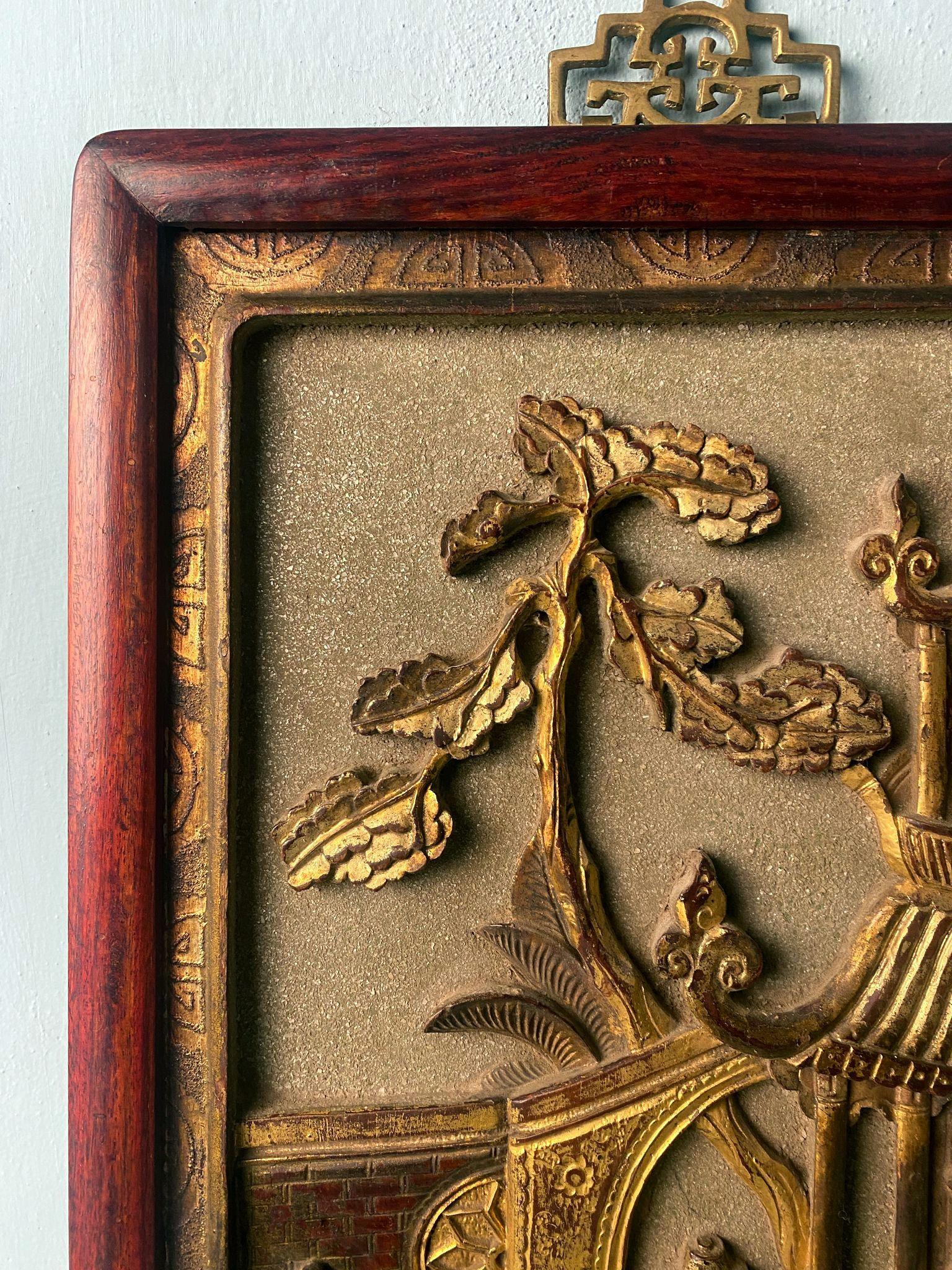 Qing Dynasty Exquisite Chinese Wooden Panel With Raised Figures And Gold Leaf For Sale 1