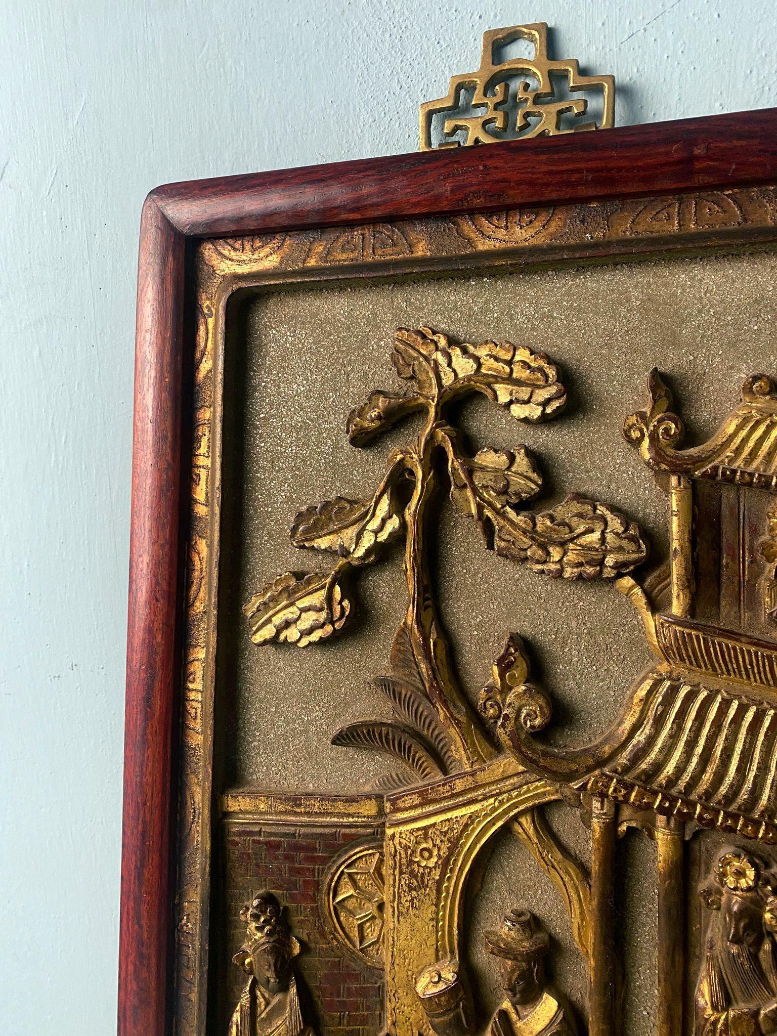 Qing Dynasty Exquisite Chinese Wooden Panel With Raised Figures And Gold Leaf For Sale 2