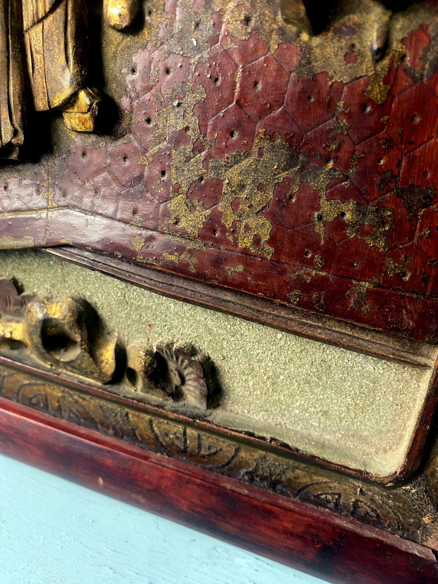 Qing Dynasty Exquisite Chinese Wooden Panel With Raised Figures And Gold Leaf For Sale 3