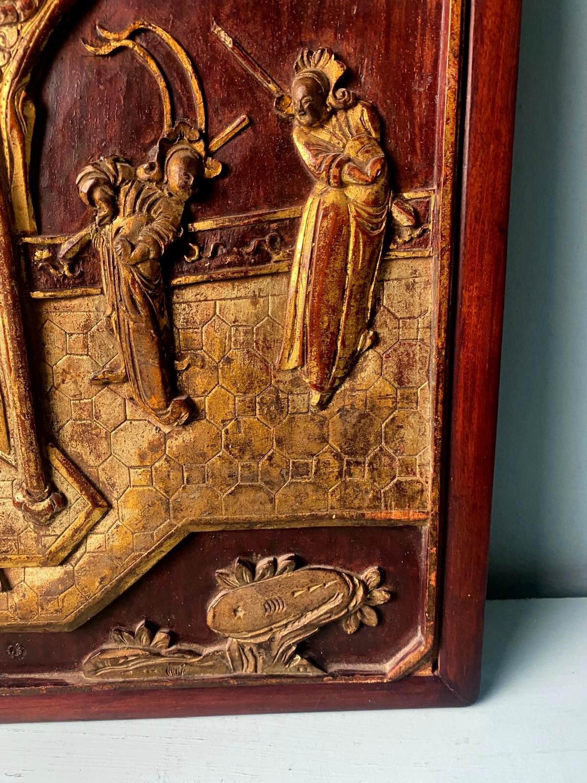 Qing Dynasty Exquisite Chinese Wooden Panel With Raised Figures Gold Leaf (n.2) For Sale 4