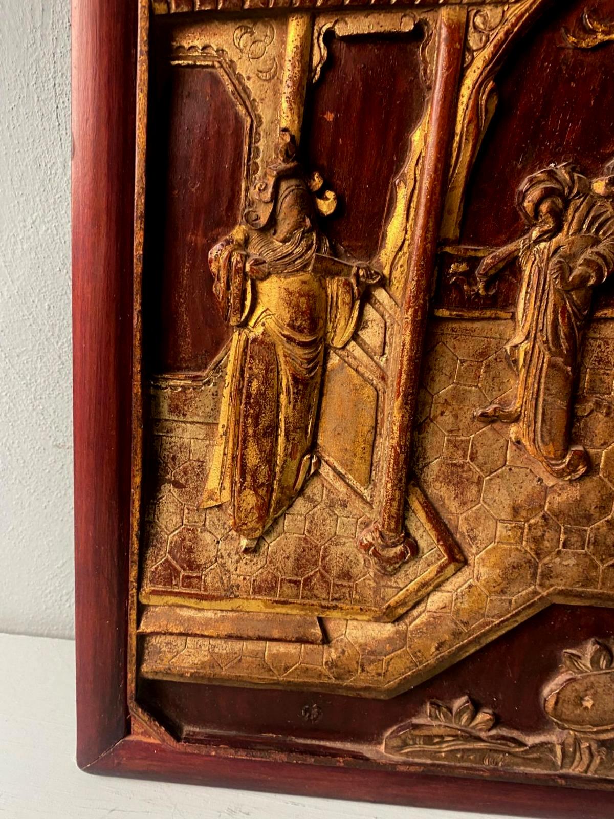 Qing Dynasty Exquisite Chinese Wooden Panel With Raised Figures Gold Leaf (n.2) For Sale 5