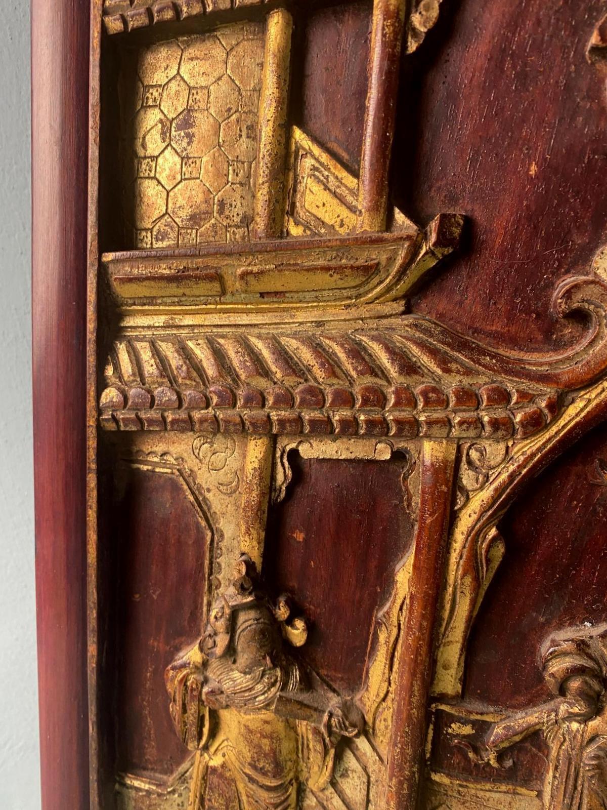 Qing Dynasty Exquisite Chinese Wooden Panel With Raised Figures Gold Leaf (n.2) For Sale 6