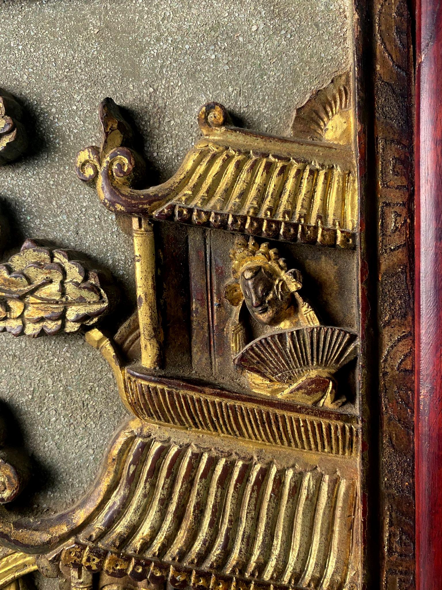 Qing Dynasty Exquisite Chinese Wooden Panel With Raised Figures Gold Leaf (n.2) For Sale 7