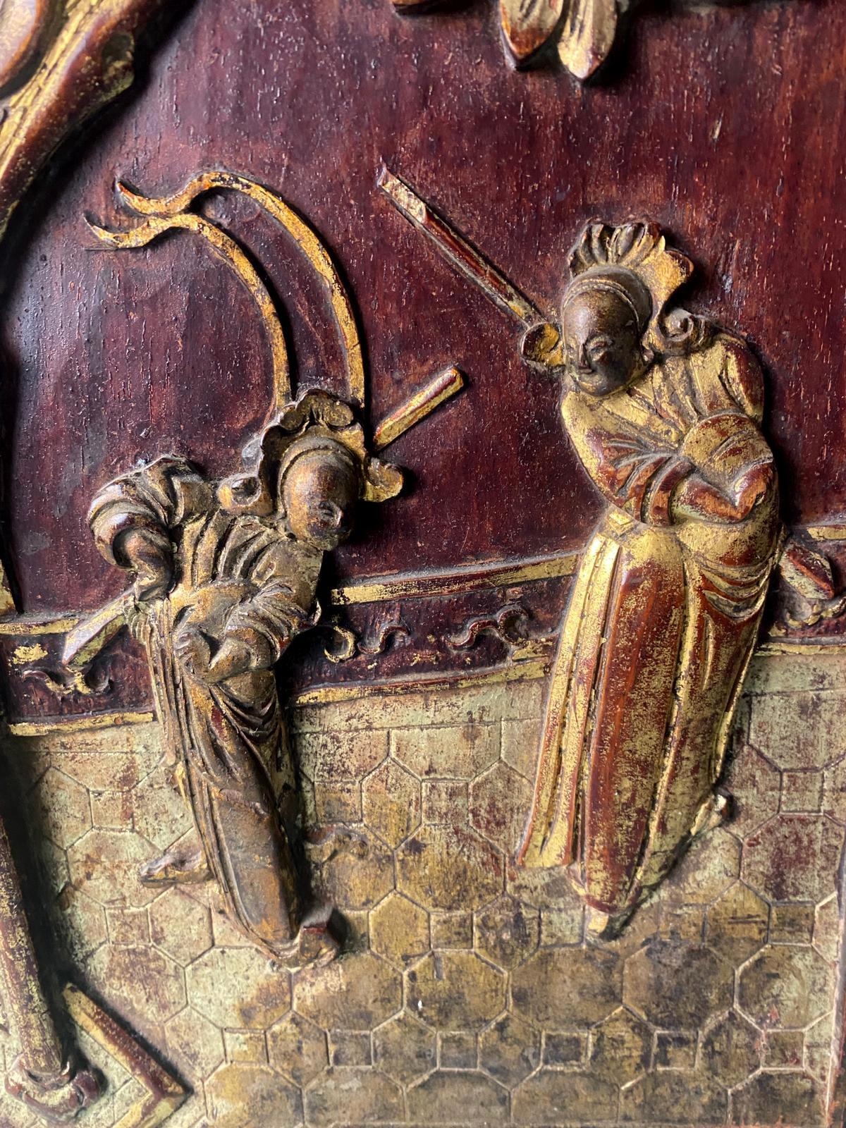 Qing Dynasty Exquisite Chinese Wooden Panel With Raised Figures Gold Leaf (n.2) For Sale 8