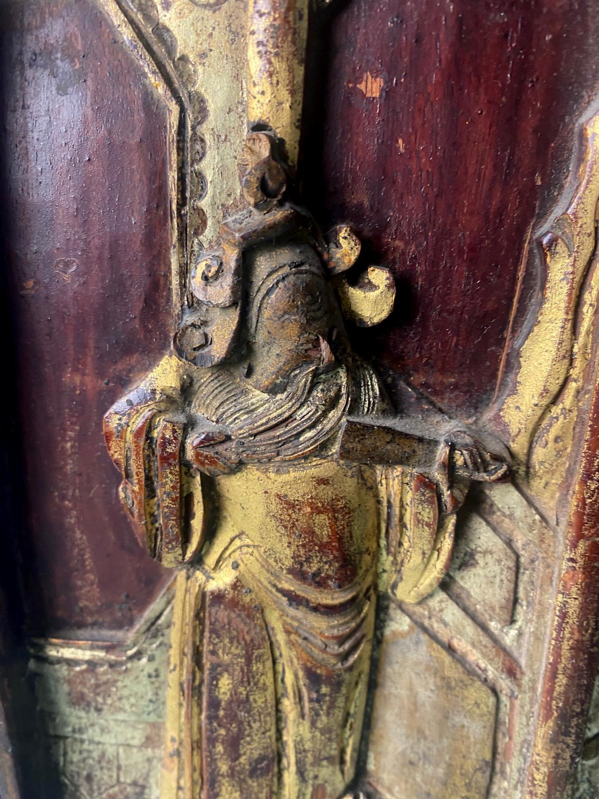 Qing Dynasty Exquisite Chinese Wooden Panel With Raised Figures Gold Leaf (n.2) For Sale 9