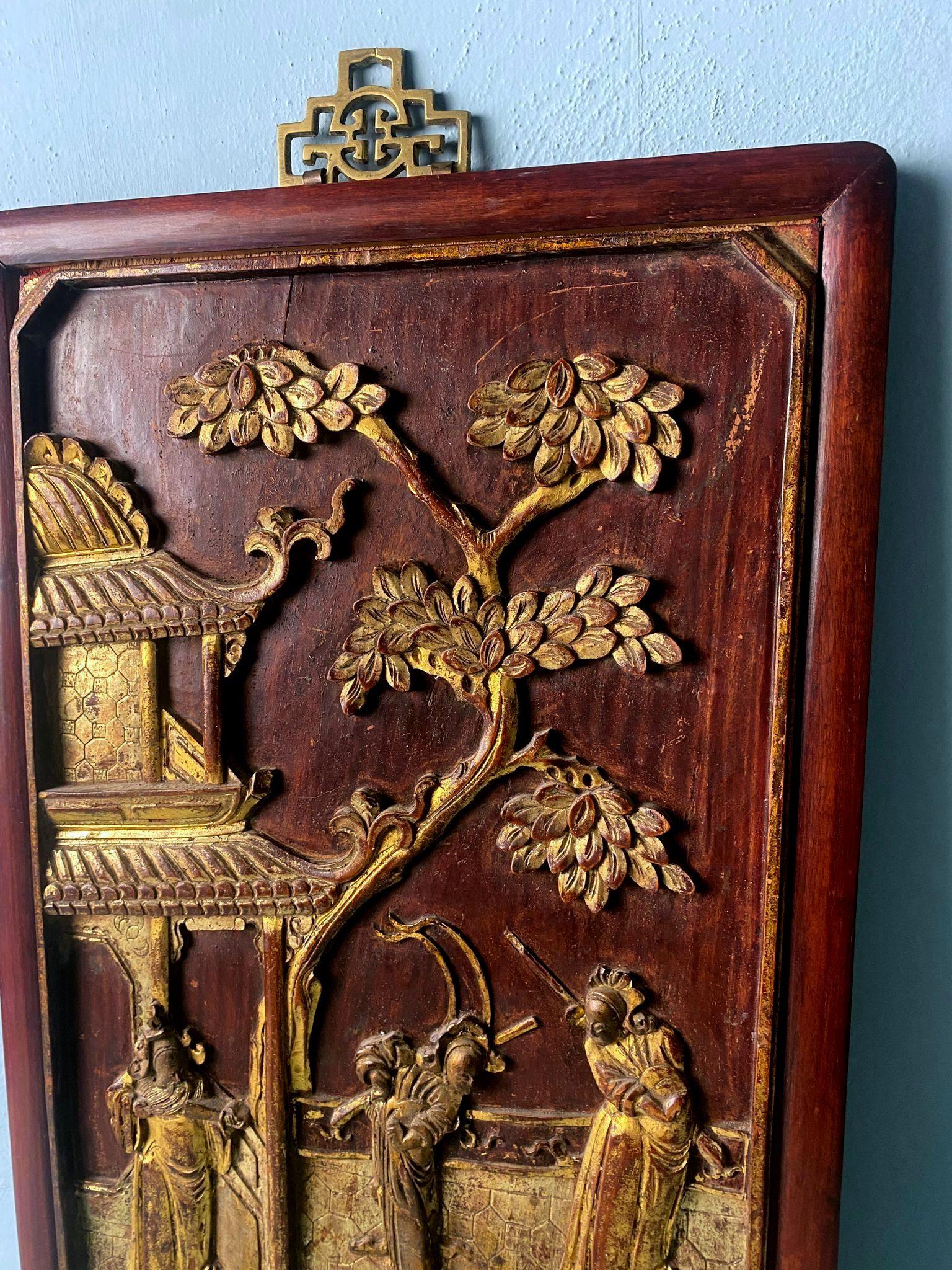 Gilt Qing Dynasty Exquisite Chinese Wooden Panel With Raised Figures Gold Leaf (n.2) For Sale