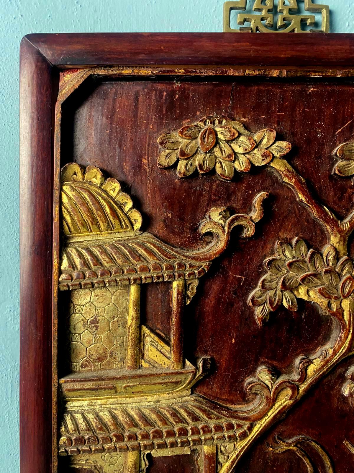 Qing Dynasty Exquisite Chinese Wooden Panel With Raised Figures Gold Leaf (n.2) In Good Condition For Sale In Prato, Tuscany