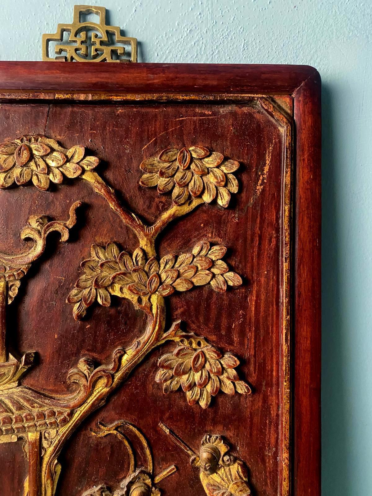 19th Century Qing Dynasty Exquisite Chinese Wooden Panel With Raised Figures Gold Leaf (n.2) For Sale