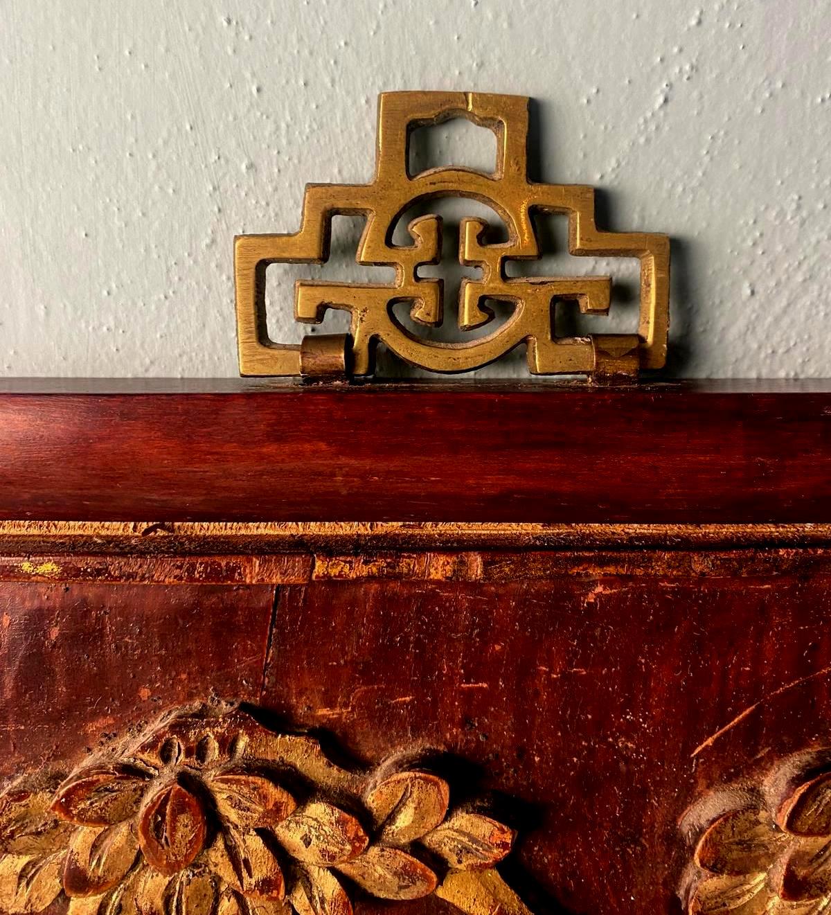 Qing Dynasty Exquisite Chinese Wooden Panel With Raised Figures Gold Leaf (n.2) For Sale 1