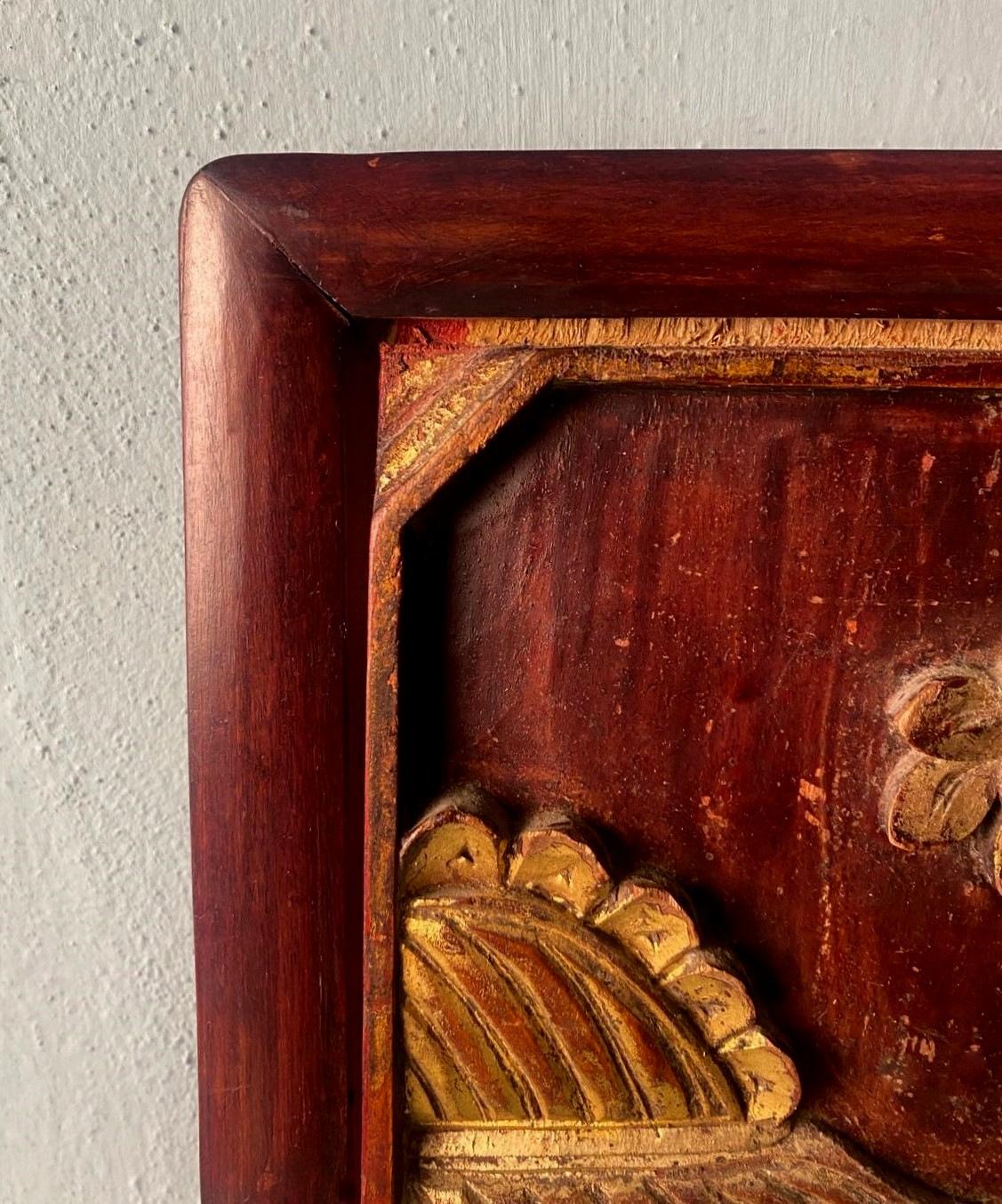 Qing Dynasty Exquisite Chinese Wooden Panel With Raised Figures Gold Leaf (n.2) For Sale 3