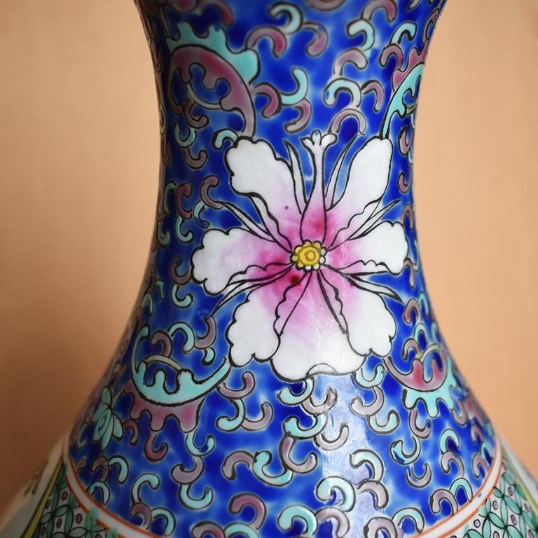 Qing Dynasty Famille Rose und Blau Porzellan Vase 1700s Kanxi Periode (Chinoiserie) im Angebot