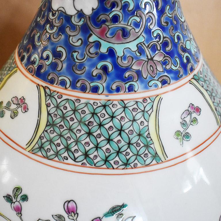 Qing Dynasty Famille Rose und Blau Porzellan Vase 1700s Kanxi Periode (Chinesisch) im Angebot