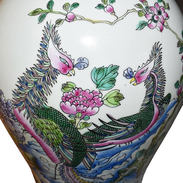 Chinoiserie Qing Dynasty Famille Rose and Blue Porcelain Vase 1700s Kanxi Period For Sale
