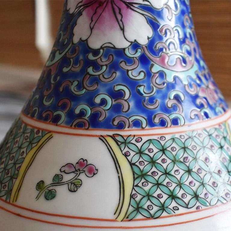 Qing Dynasty Famille Rose und Blau Porzellan Vase 1700s Kanxi Periode im Angebot 1