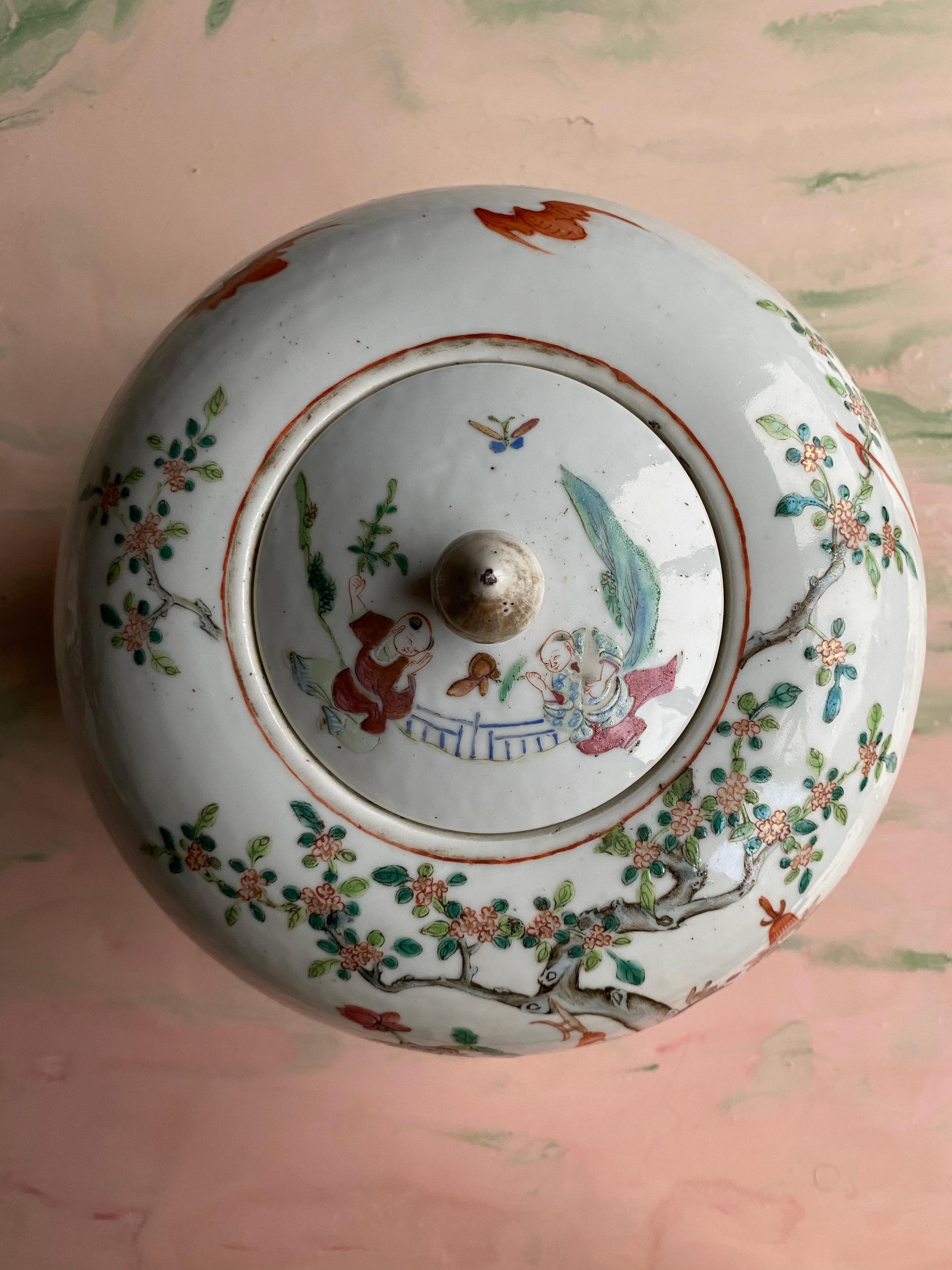 Antico barattolo di zenzero con coperchio, porcellana, Cina, dinastia Qing, XIX secolo, a forma di zucca  con ragazzi che giocano nei colori di Famille Rose.  

Questo elegante pezzo, un antico barattolo di zenzero risalente probabilmente al periodo