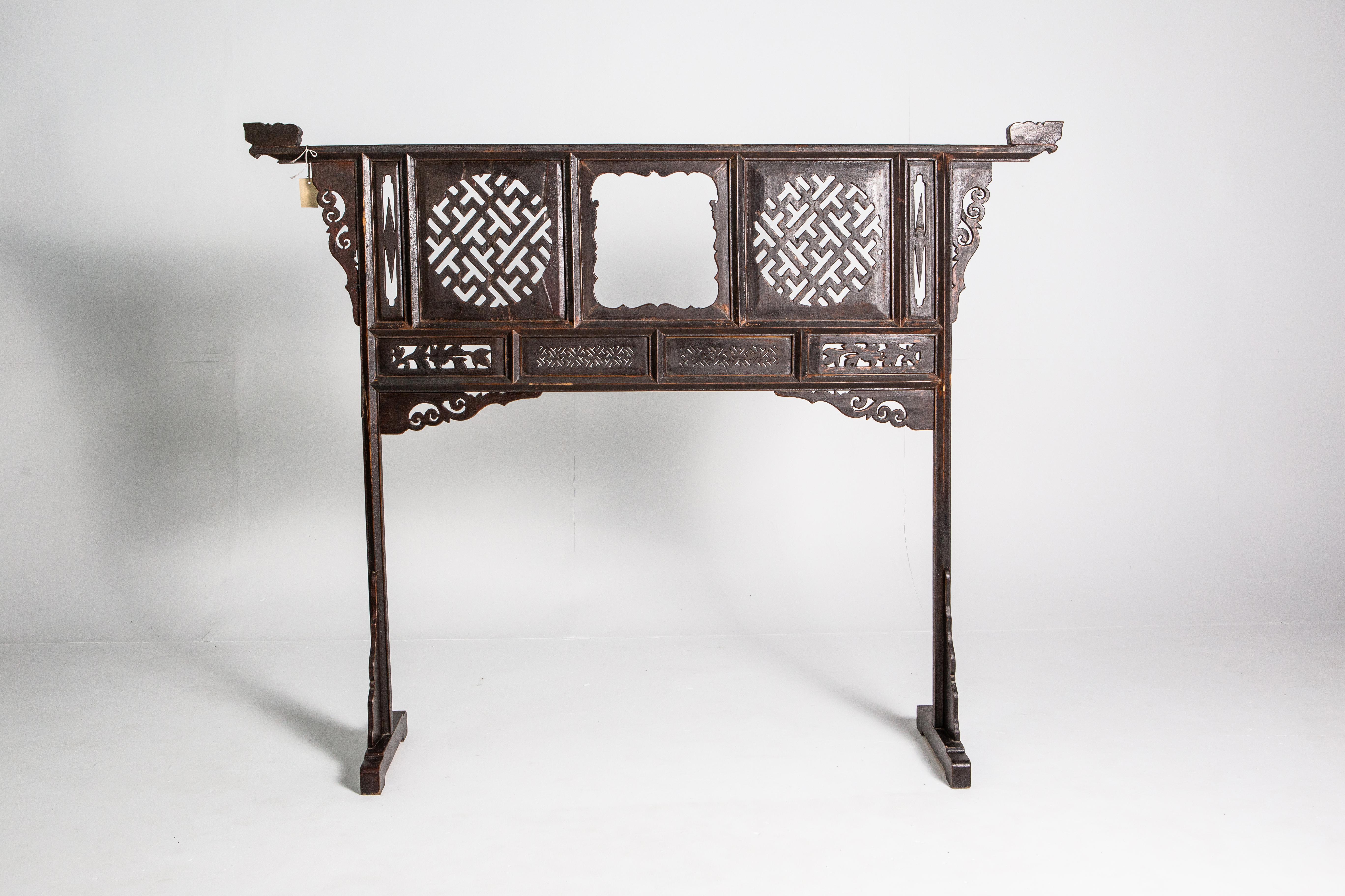 An interesting wooden garment rack of generous proportions that dates back to the Qing Dyansty. Ancient stand-up hangers like these were one of the most prevalent household accessories because Chinese architectural traditions didn’t provide for