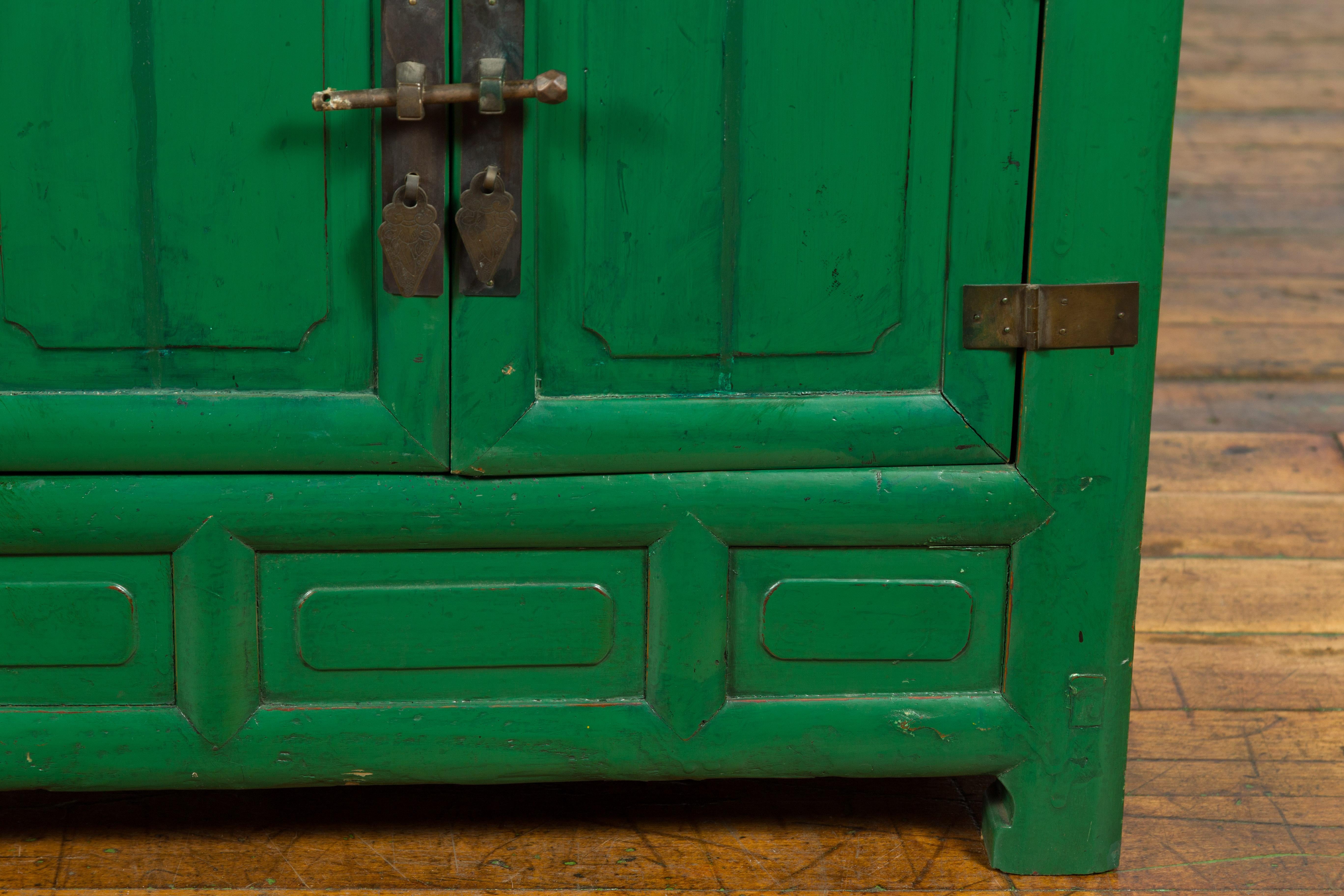 Qing Dynasty Green Lacquer Chinese 19th Century Bedside Cabinet with Two Doors 5
