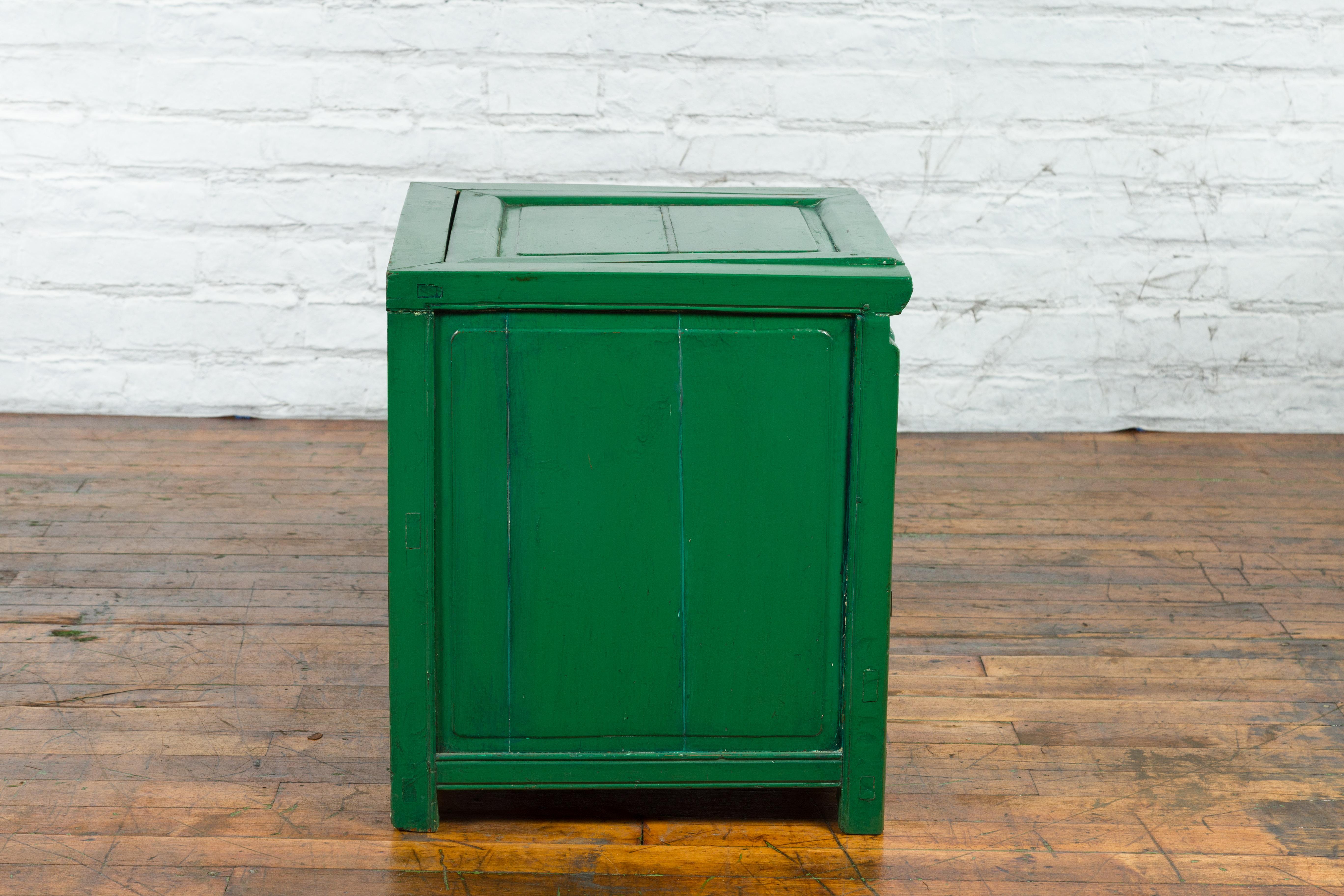Qing Dynasty Green Lacquer Chinese 19th Century Bedside Cabinet with Two Doors 7