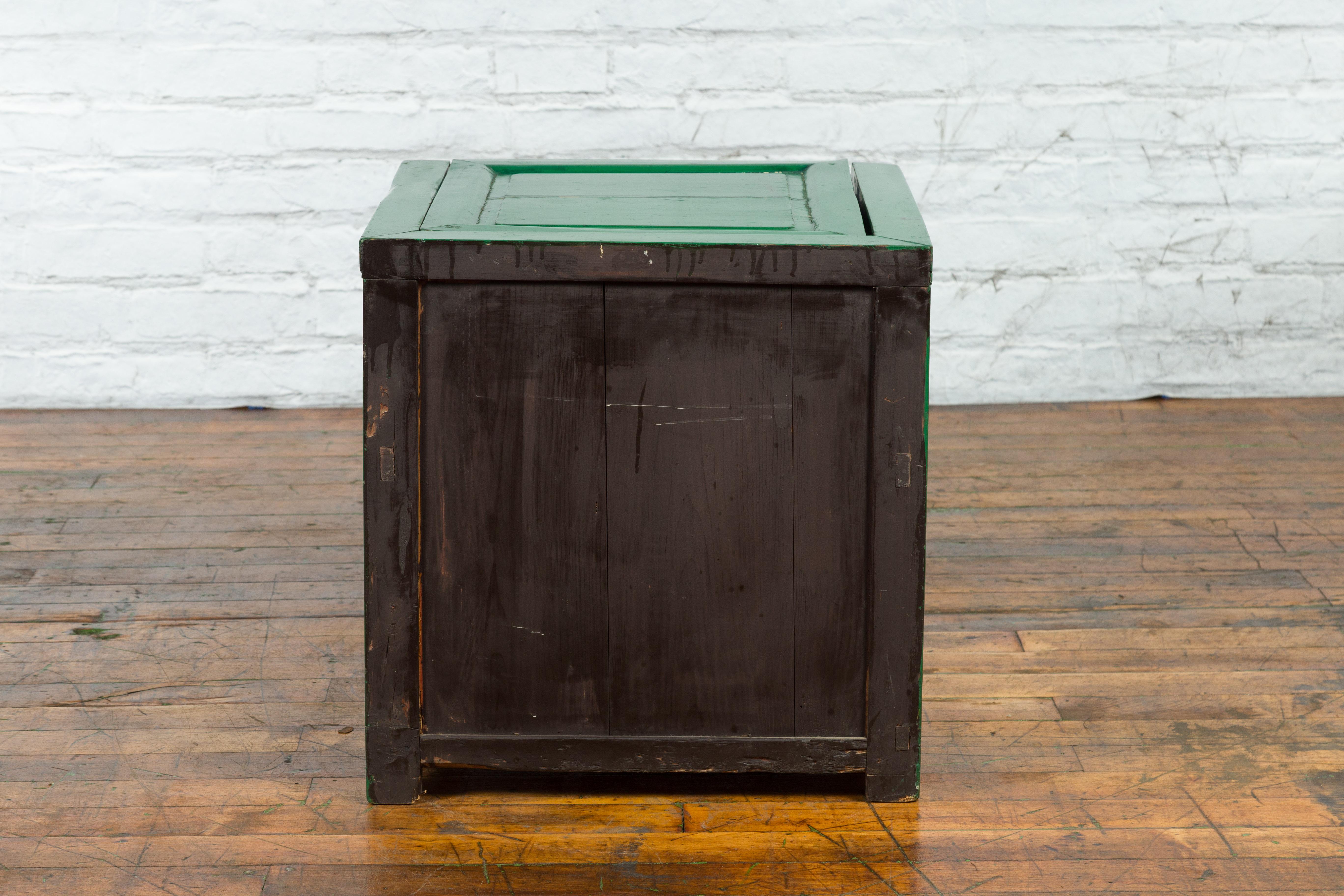Qing Dynasty Green Lacquer Chinese 19th Century Bedside Cabinet with Two Doors 8
