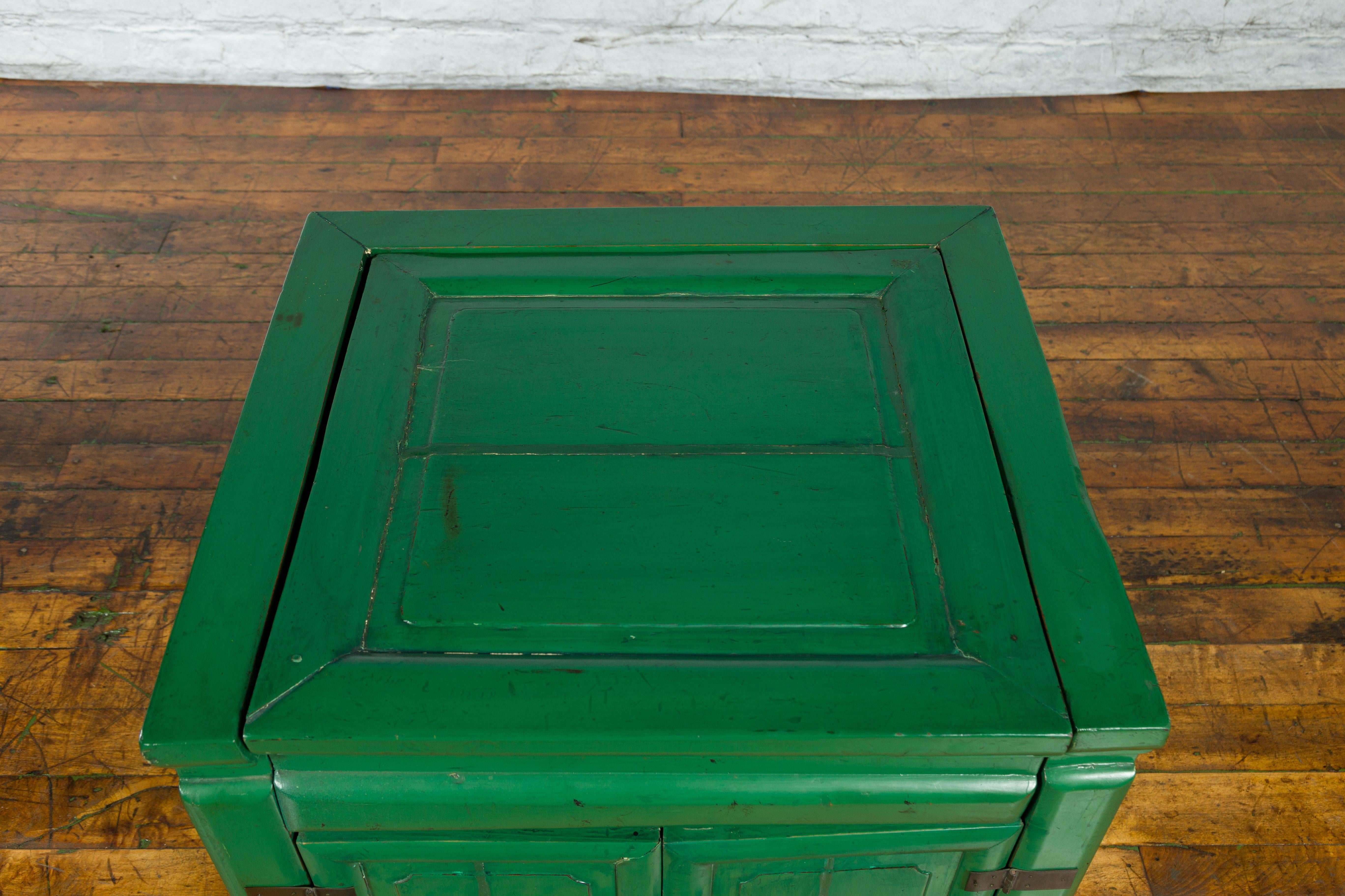 Qing Dynasty Green Lacquer Chinese 19th Century Bedside Cabinet with Two Doors 1