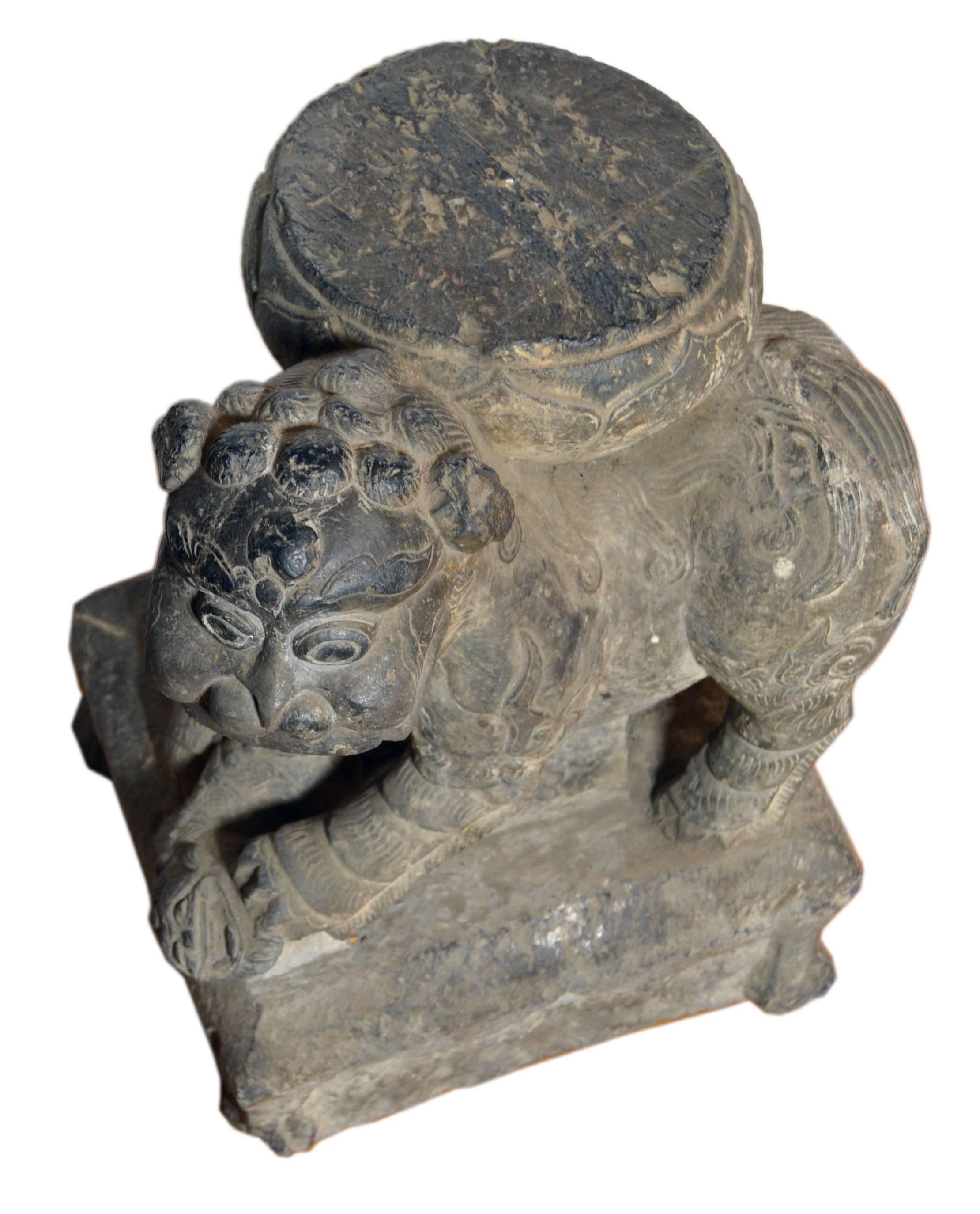 XIXe siècle Dynastie Qing:: 19ème siècle:: Sculptée à la main:: Statue de Lion:: Chien Foo en pierre de Chine