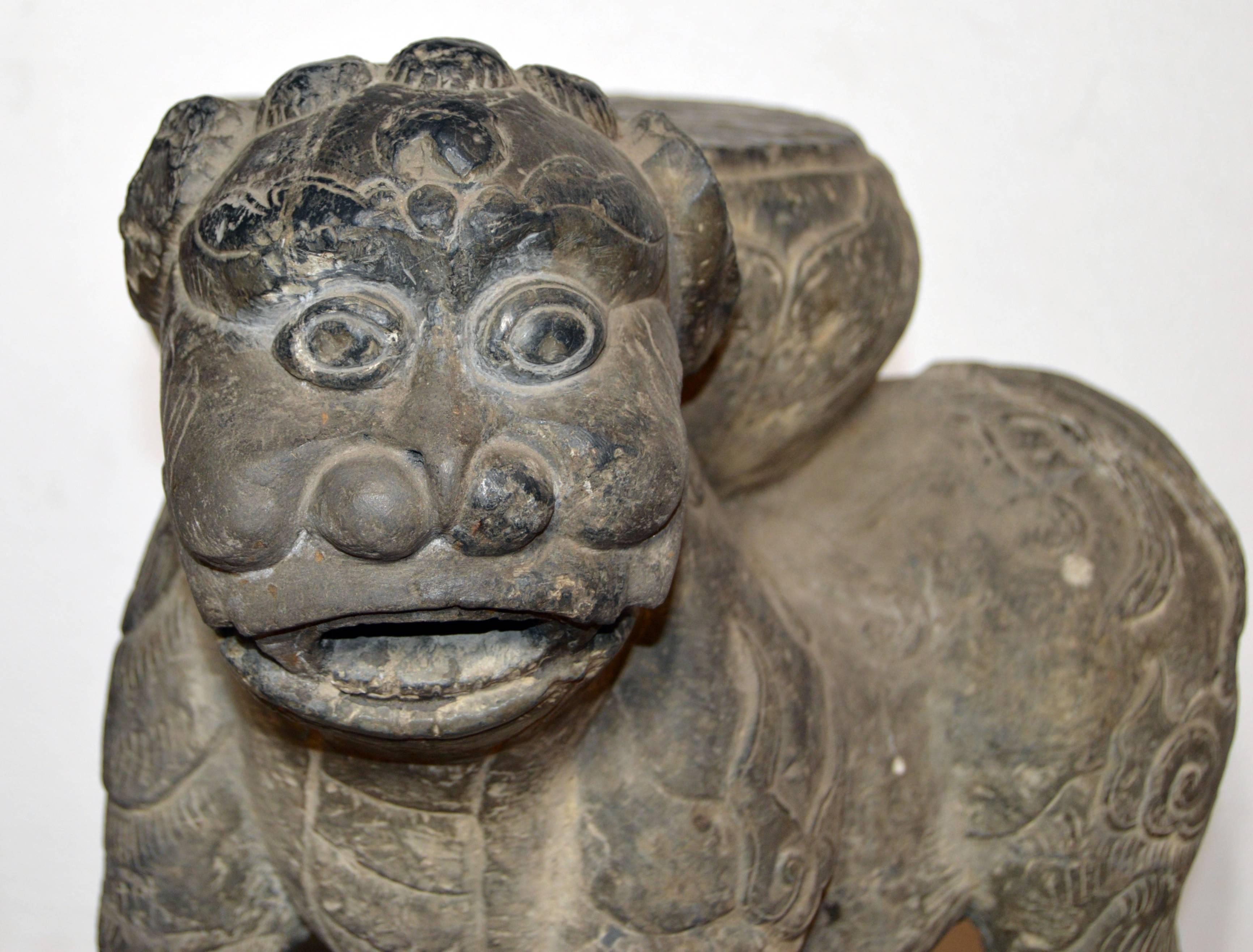 Dynastie Qing:: 19ème siècle:: Sculptée à la main:: Statue de Lion:: Chien Foo en pierre de Chine 1