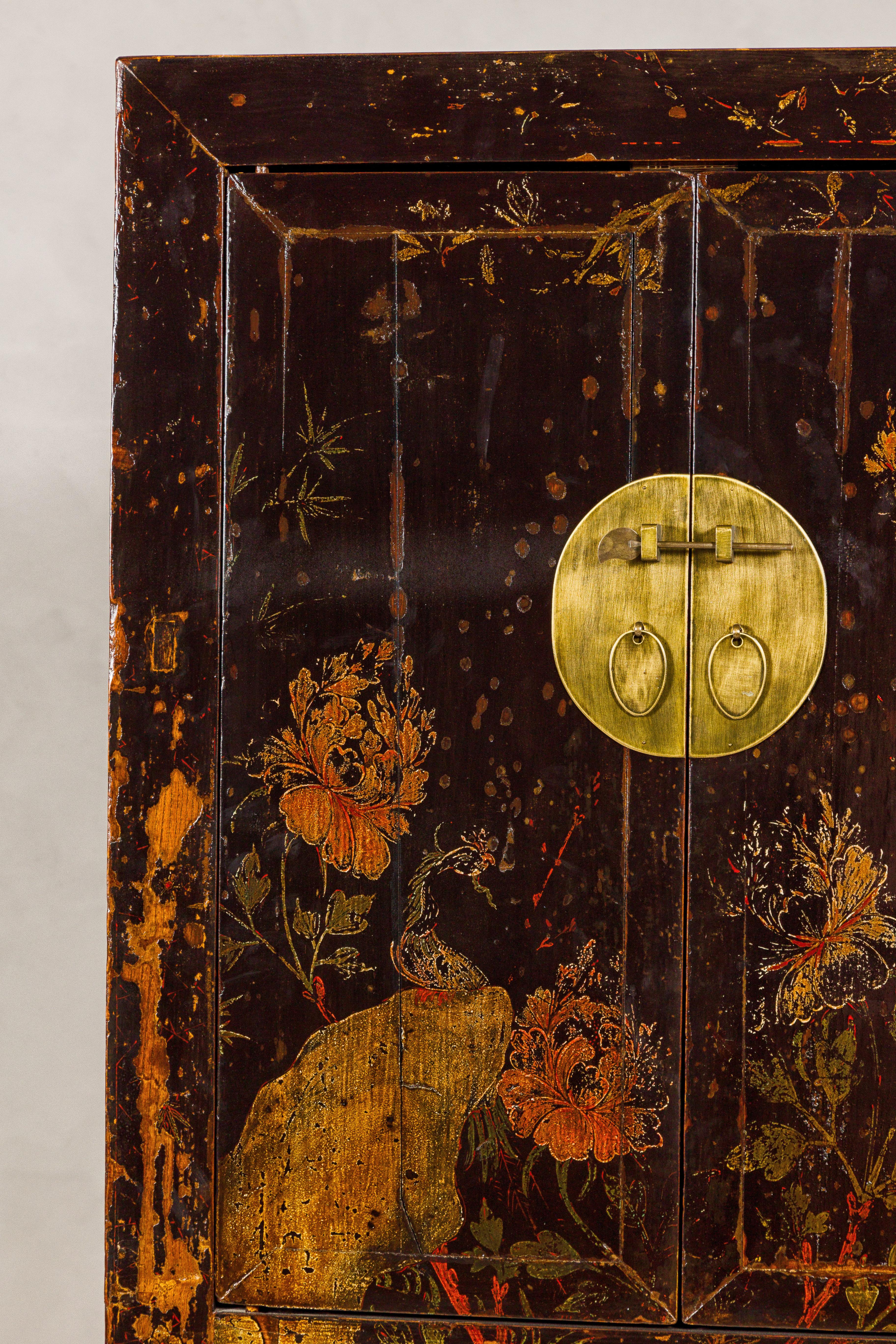 Cabinet peint à la main de la dynastie Qing avec décor floral, portes et tiroirs en vente 2