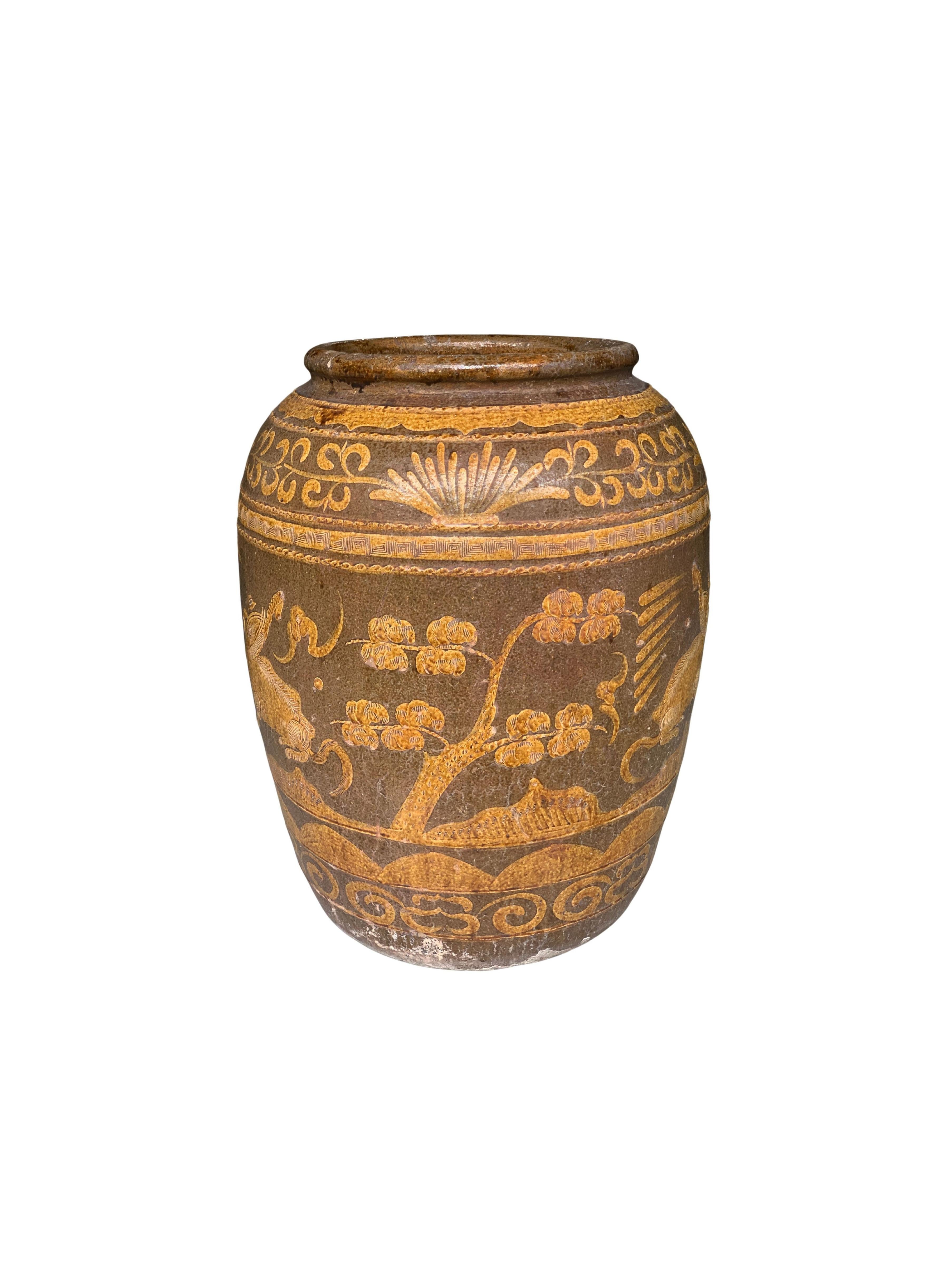 Qing Dynasty Hand-Painted Glazed Pickling Jar, c. 1900 In Good Condition For Sale In Jimbaran, Bali