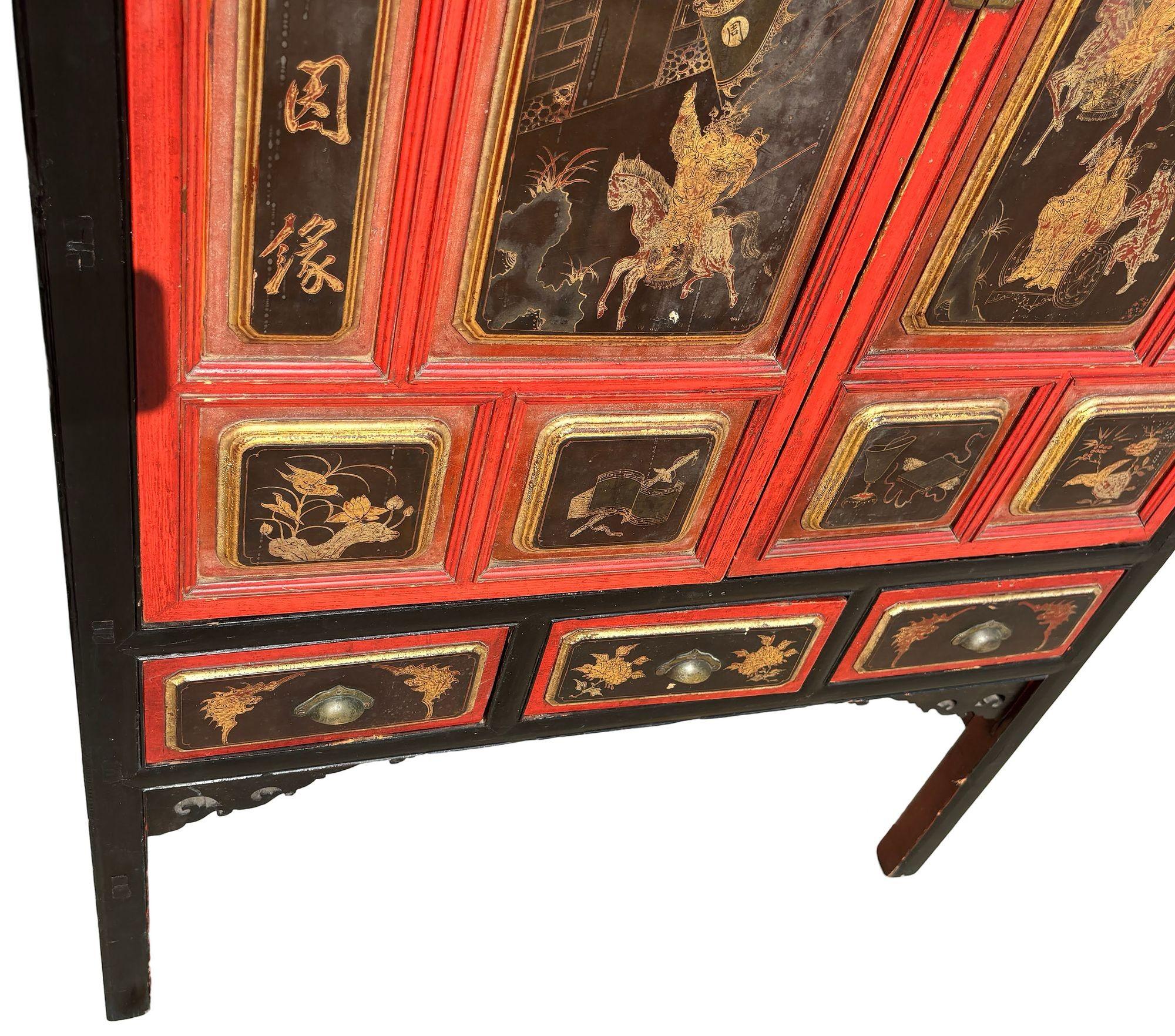 Armario Dorado Pintado a Mano y Lacado de la Dinastía Qing, China en venta 3