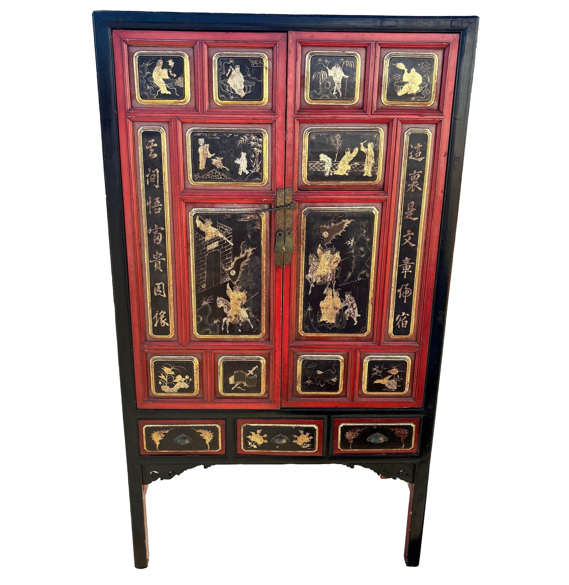 Armario de la dinastía Qing lacado en rojo y negro con talla en relieve y pintura dorada. El de la vitrina presenta 14 paneles, cada uno pintado a mano con una escenografía diferente que va desde la guerra a las naturalezas muertas. Las puertas