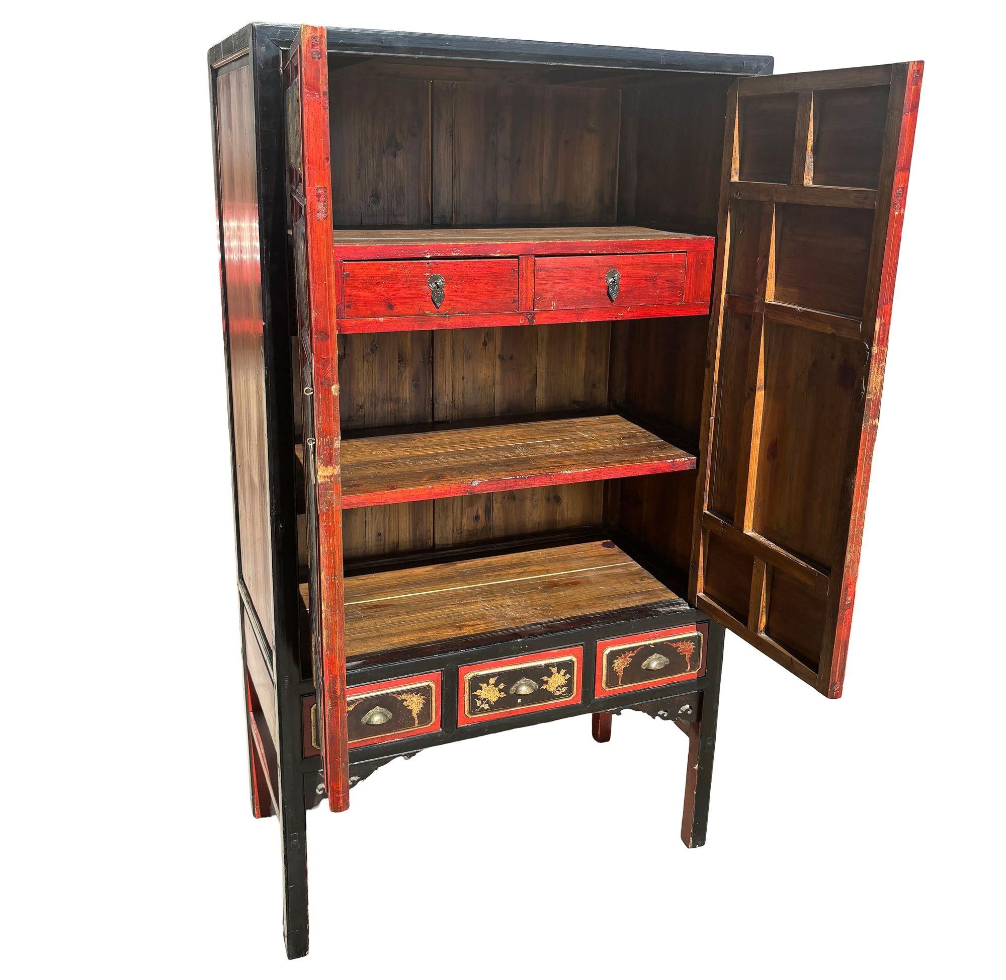 Armario Dorado Pintado a Mano y Lacado de la Dinastía Qing, China Chippendale chino en venta