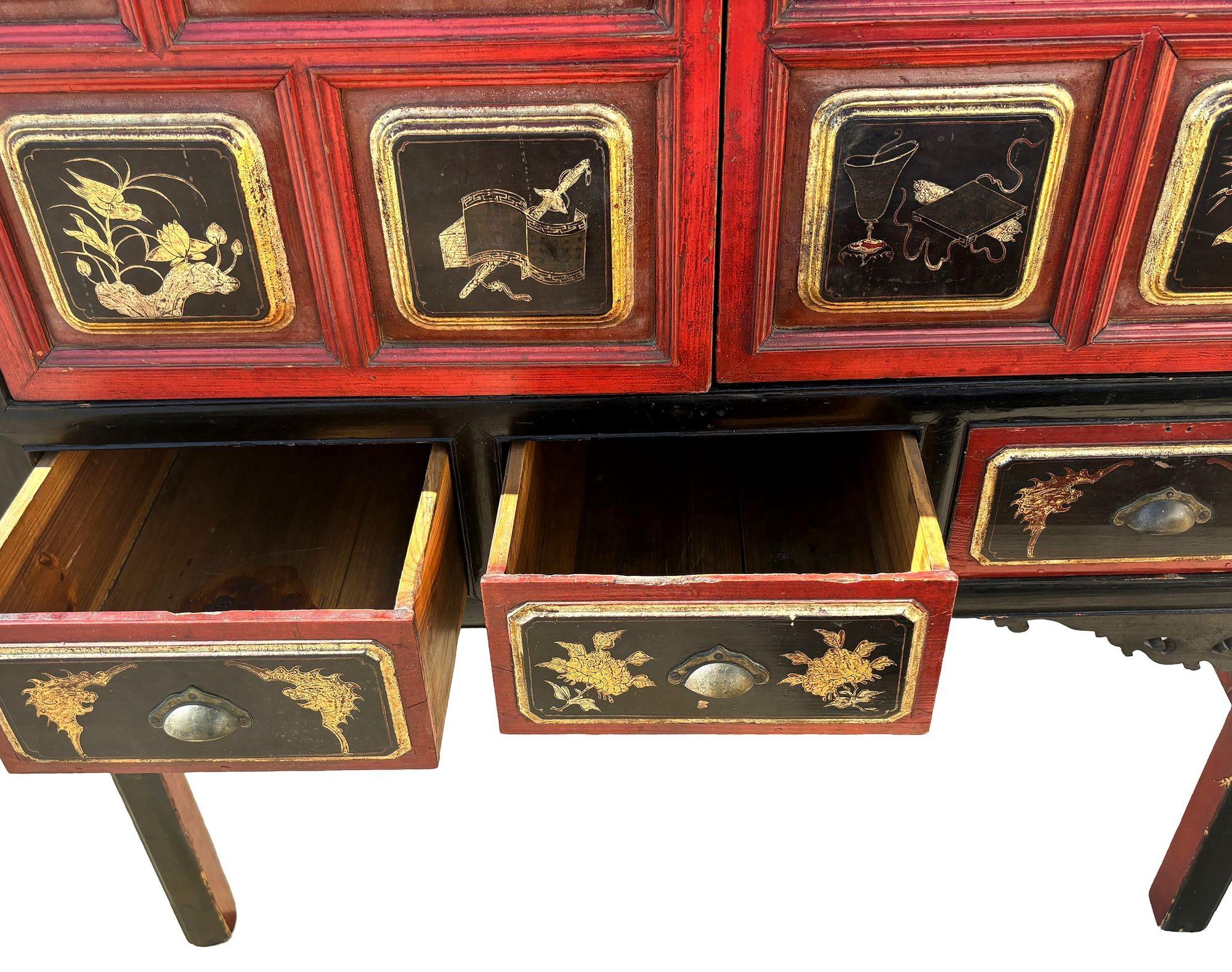 Armario Dorado Pintado a Mano y Lacado de la Dinastía Qing, China Tallado a mano en venta