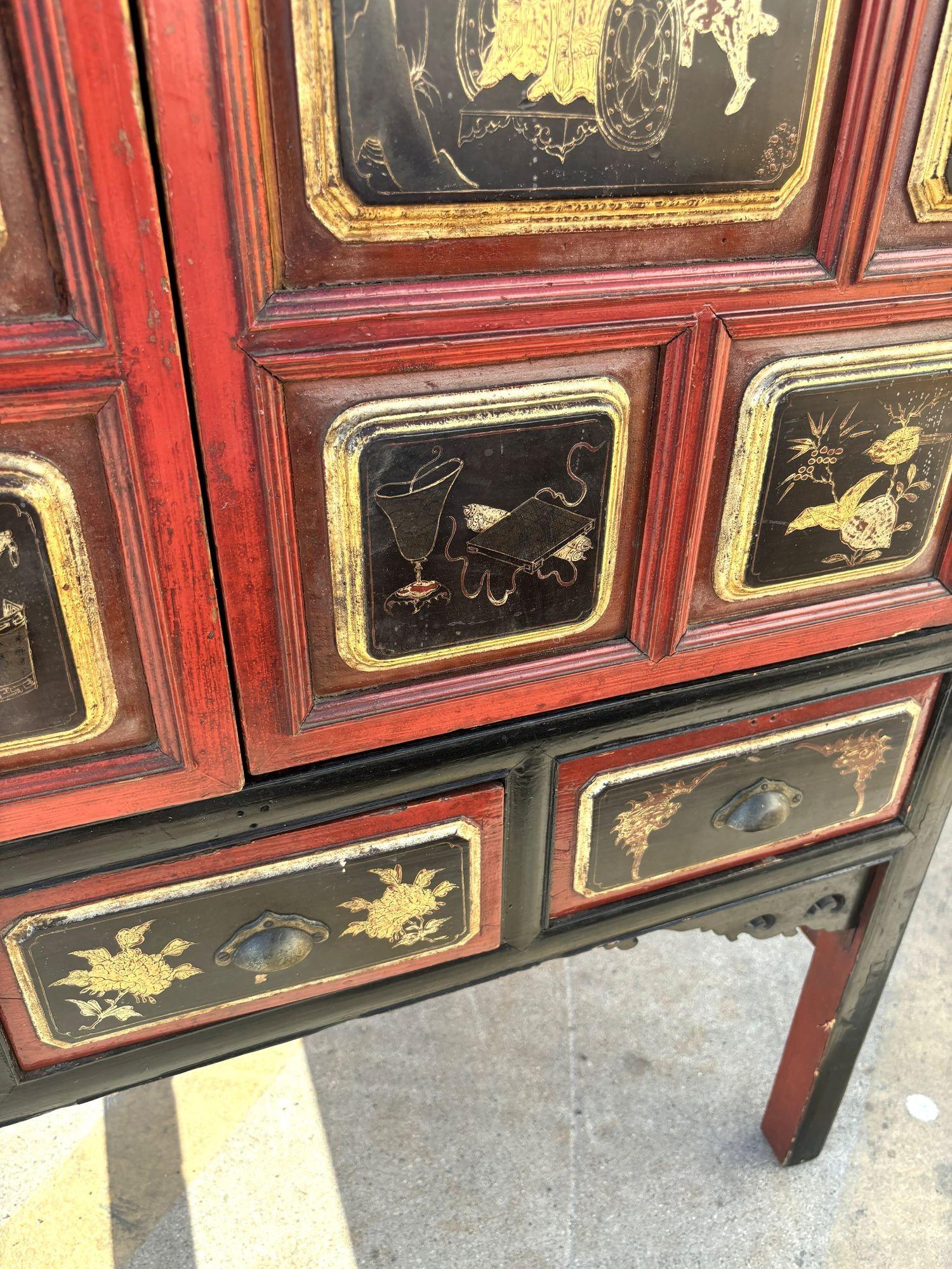 Armario Dorado Pintado a Mano y Lacado de la Dinastía Qing, China en Excelente estado para la venta en Van Nuys, CA