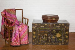 Caja abatible de la dinastía Qing con herrajes de latón y pátina envejecida