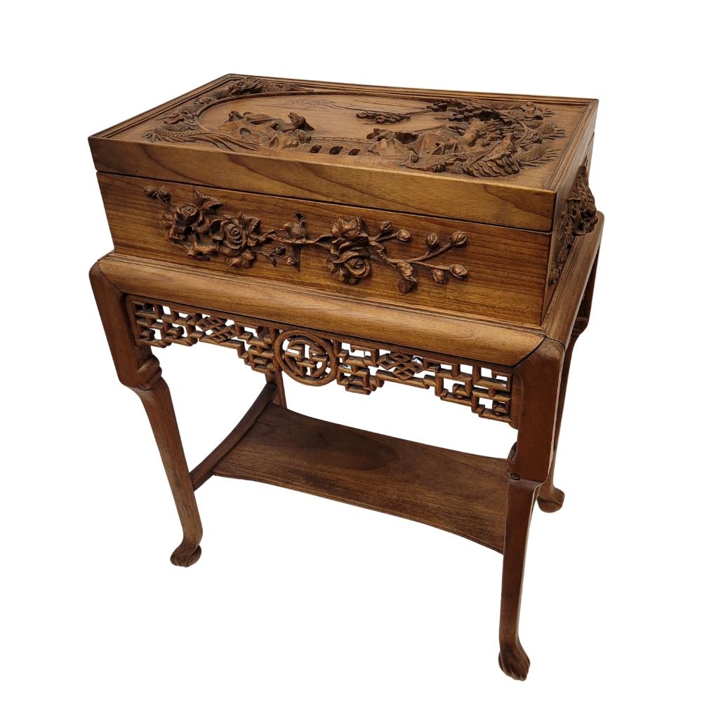 Qing Dynasty Indochina Seite Brust, ,  Geschnitztes Holz auf Beinen (Qing-Dynastie) im Angebot