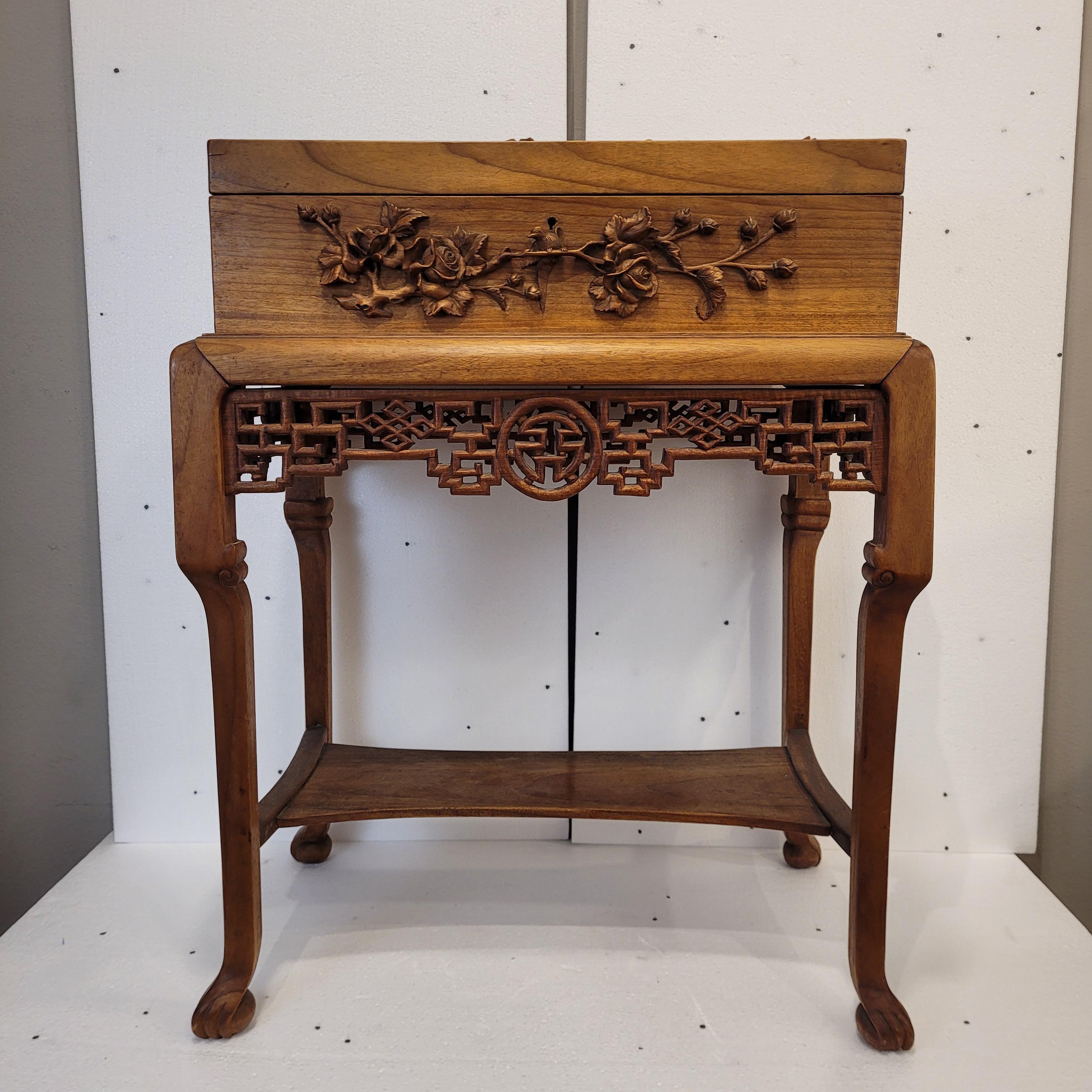 Qing Dynasty Indochina Seite Brust, ,  Geschnitztes Holz auf Beinen (Handgeschnitzt) im Angebot