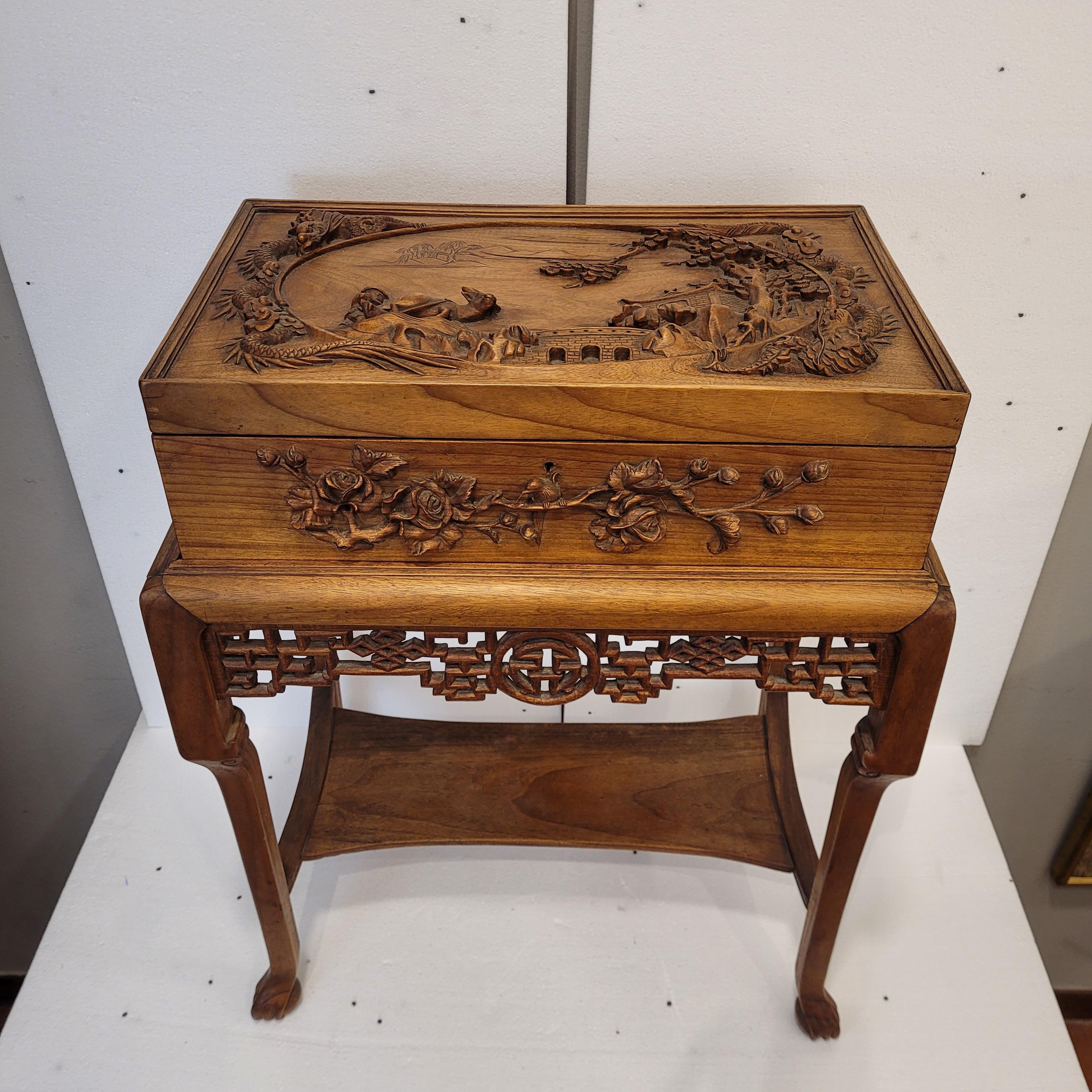 Qing Dynasty Indochina Seite Brust, ,  Geschnitztes Holz auf Beinen im Zustand „Gut“ im Angebot in Valladolid, ES