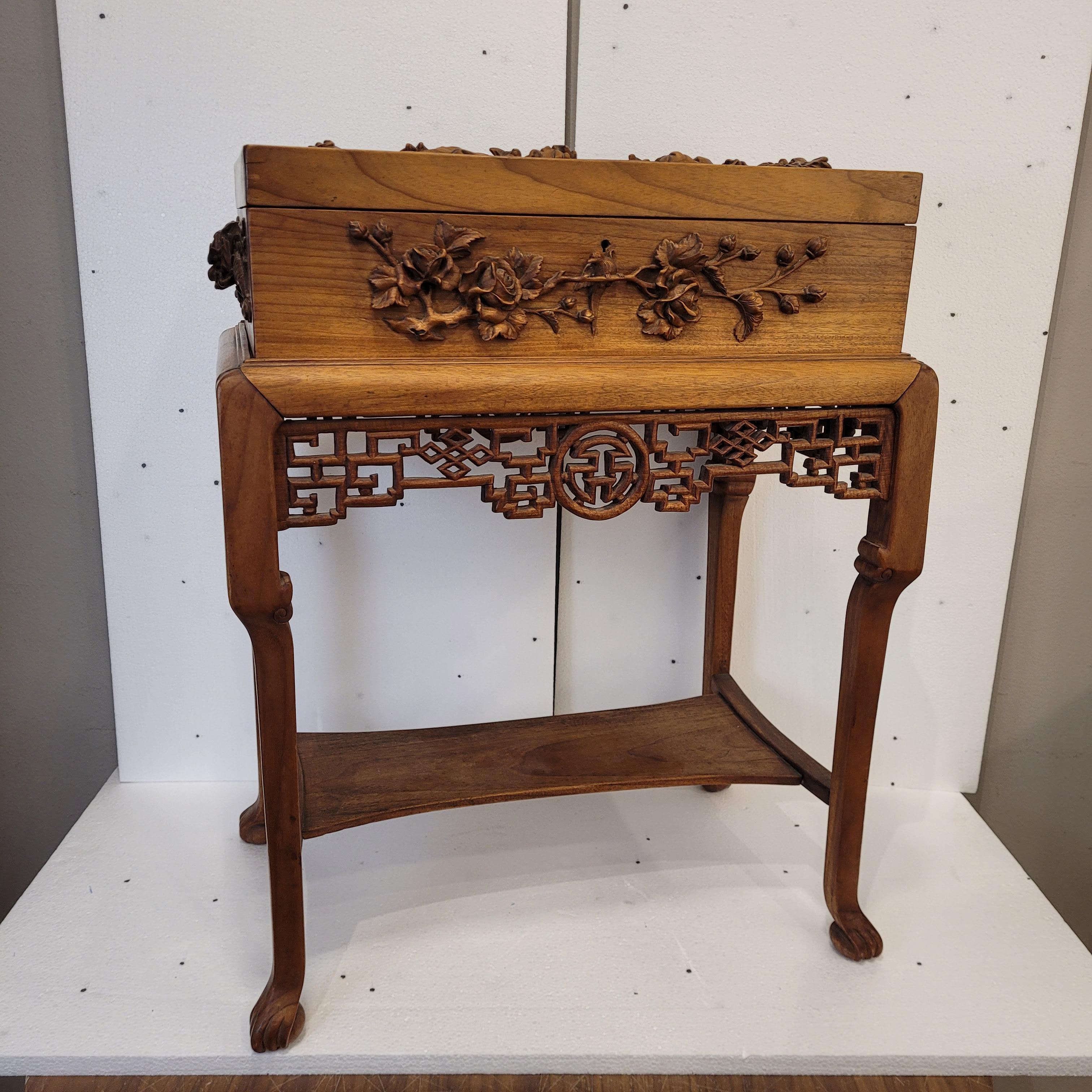 Qing Dynasty Indochina Seite Brust, ,  Geschnitztes Holz auf Beinen (Frühes 20. Jahrhundert) im Angebot