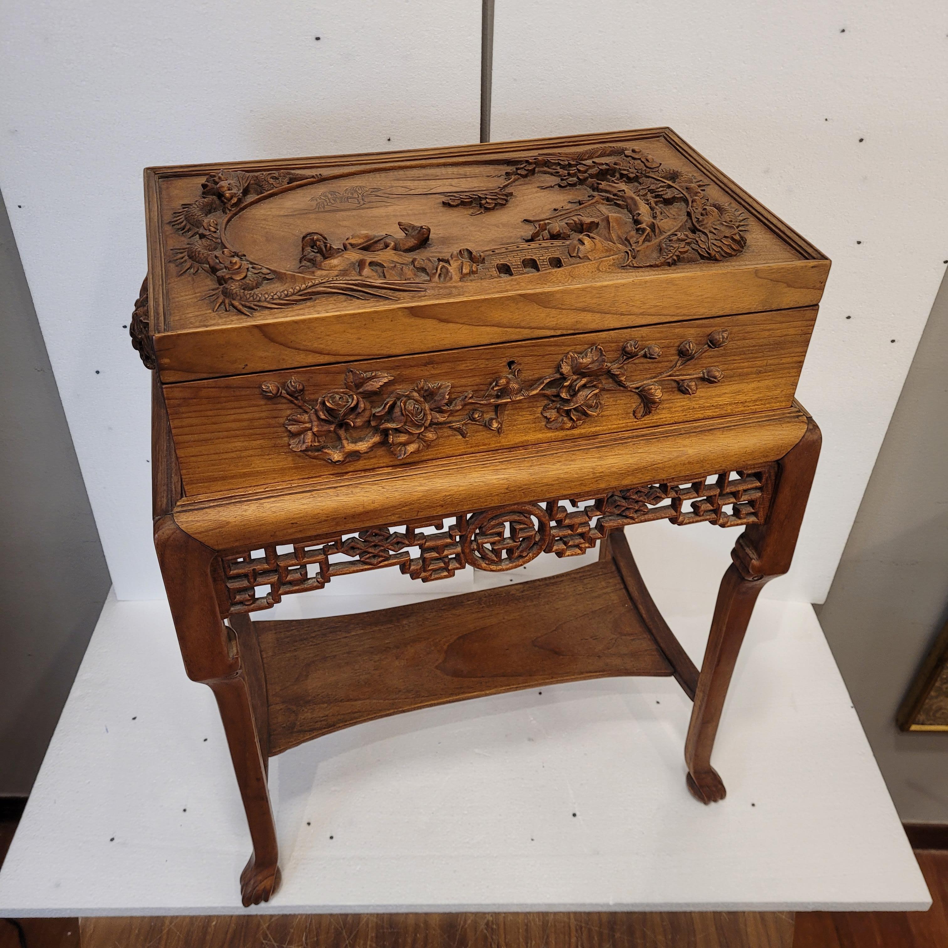 Qing Dynasty Indochina Seite Brust, ,  Geschnitztes Holz auf Beinen im Angebot 1