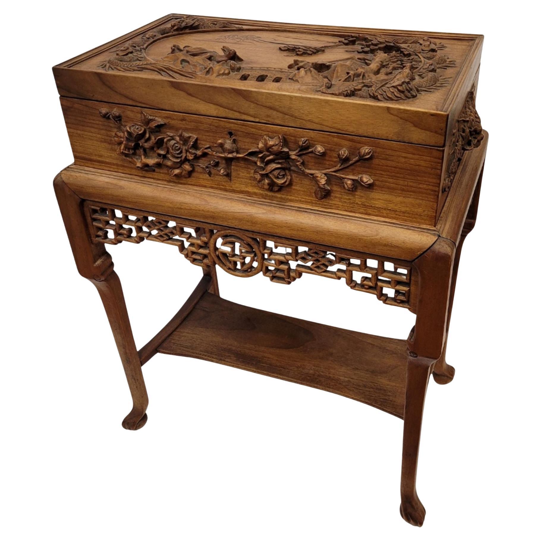 Qing Dynasty Indochina Seite Brust, ,  Geschnitztes Holz auf Beinen im Angebot
